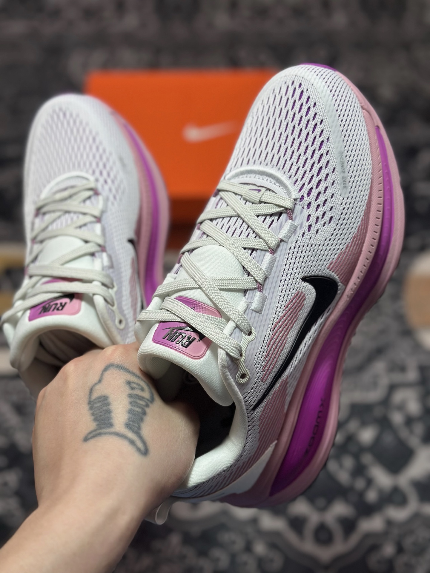 原装级别 NK Zoom VOMERO 18 轻量跑鞋 耐克网透面气 训跑练步鞋  HM6804-105