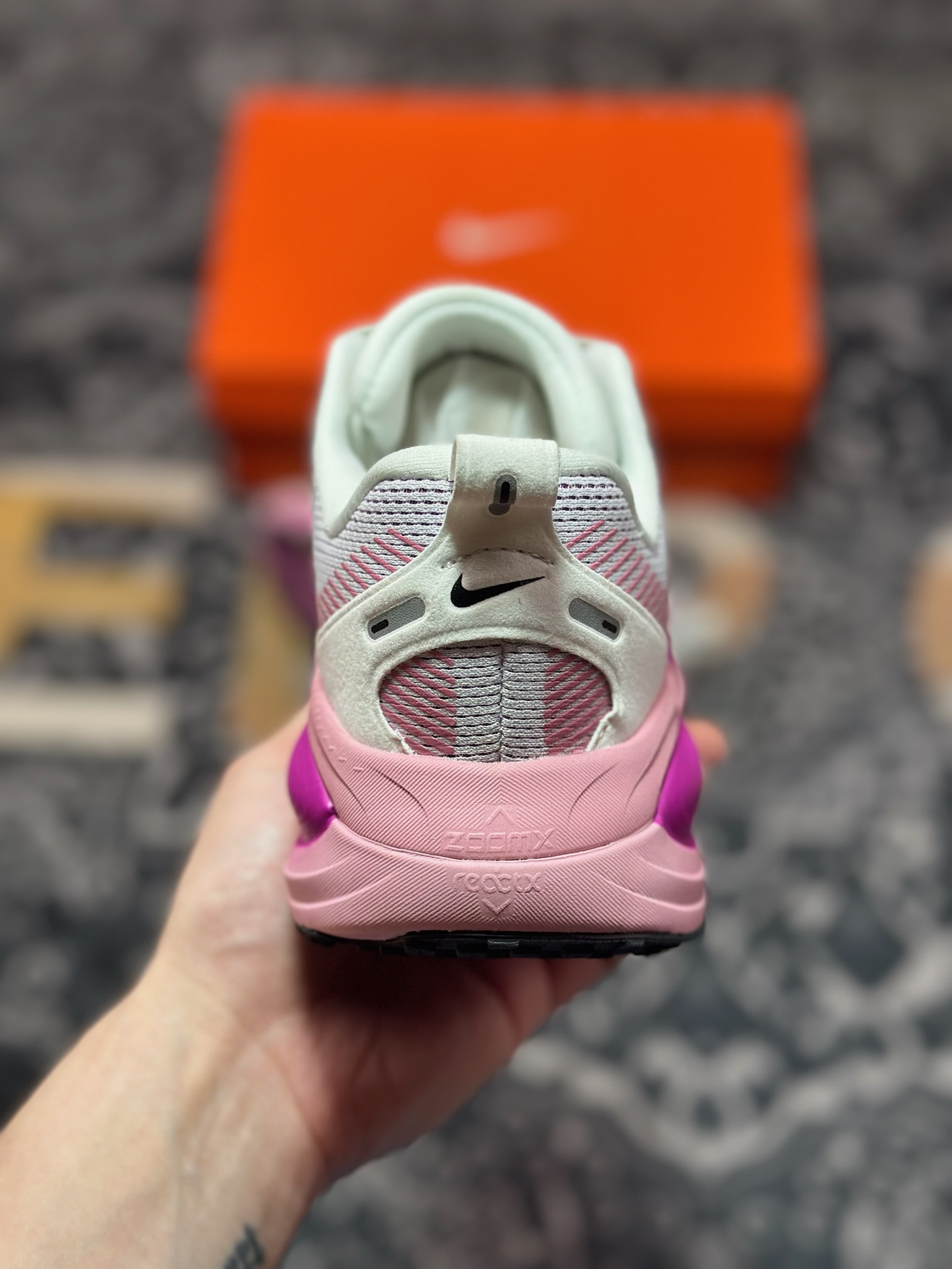 原装级别 NK Zoom VOMERO 18 轻量跑鞋 耐克网透面气 训跑练步鞋  HM6804-105