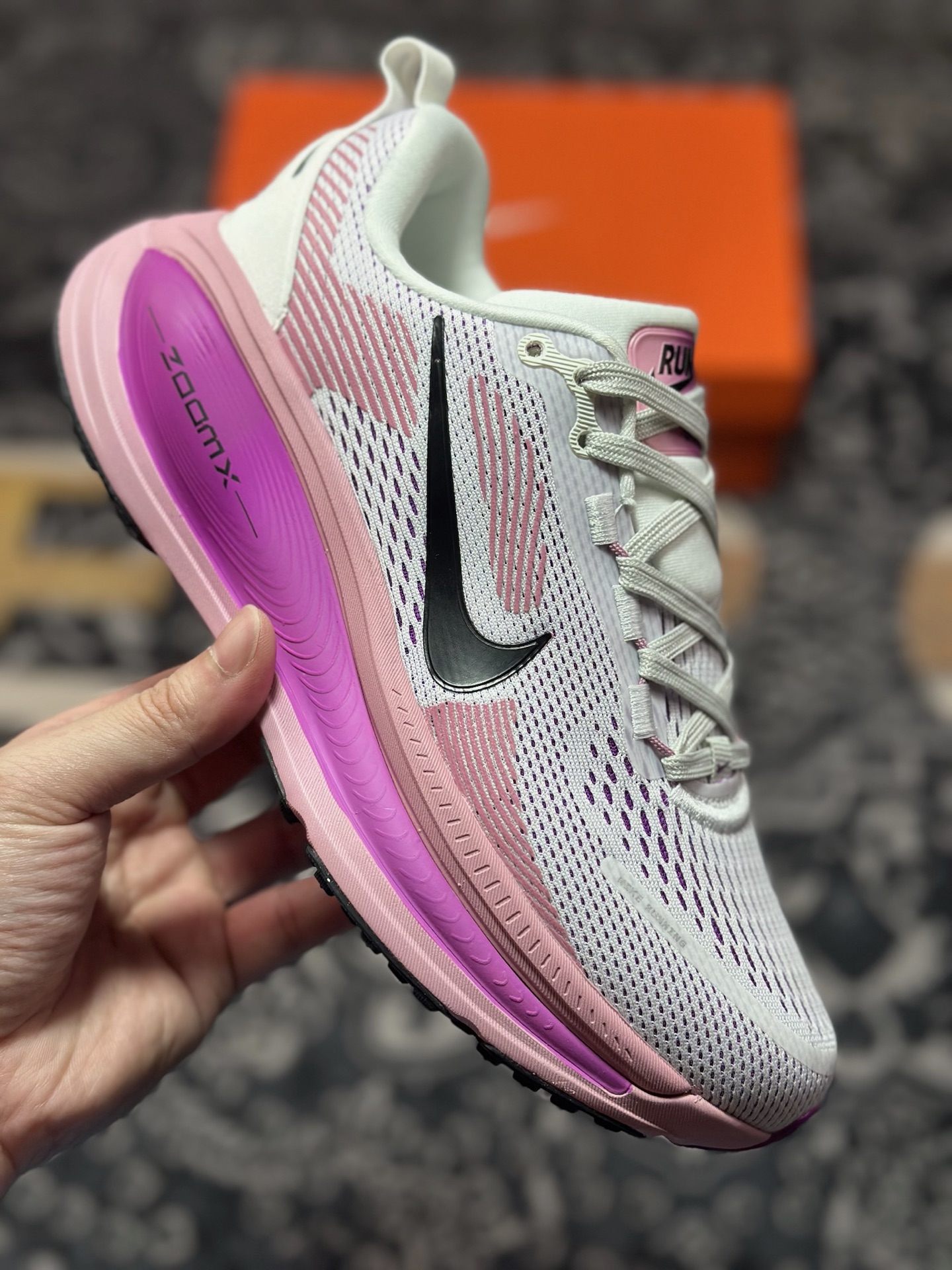 原装级别 NK Zoom VOMERO 18 轻量跑鞋 耐克网透面气 训跑练步鞋  HM6804-105