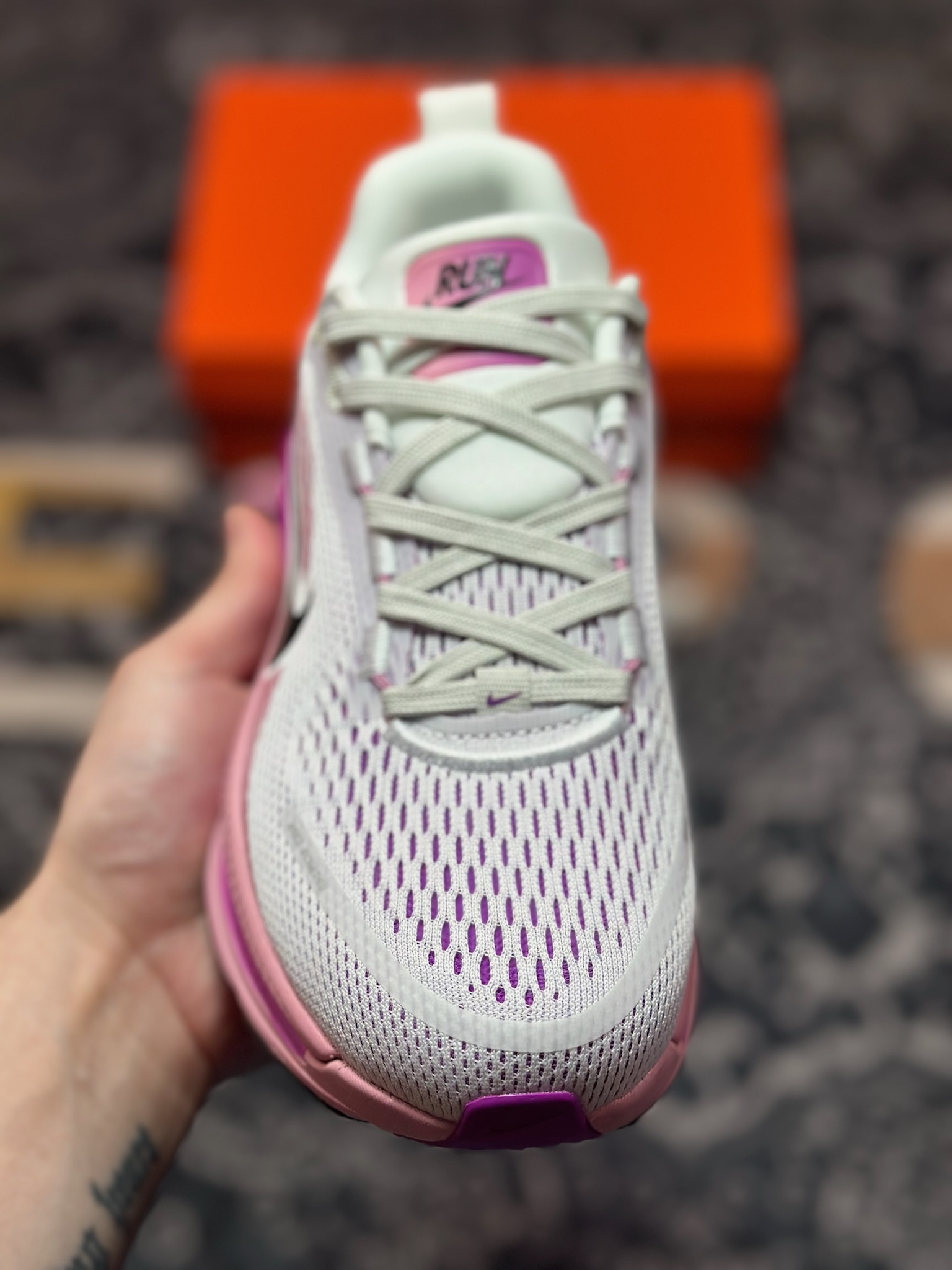 原装级别 NK Zoom VOMERO 18 轻量跑鞋 耐克网透面气 训跑练步鞋  HM6804-105