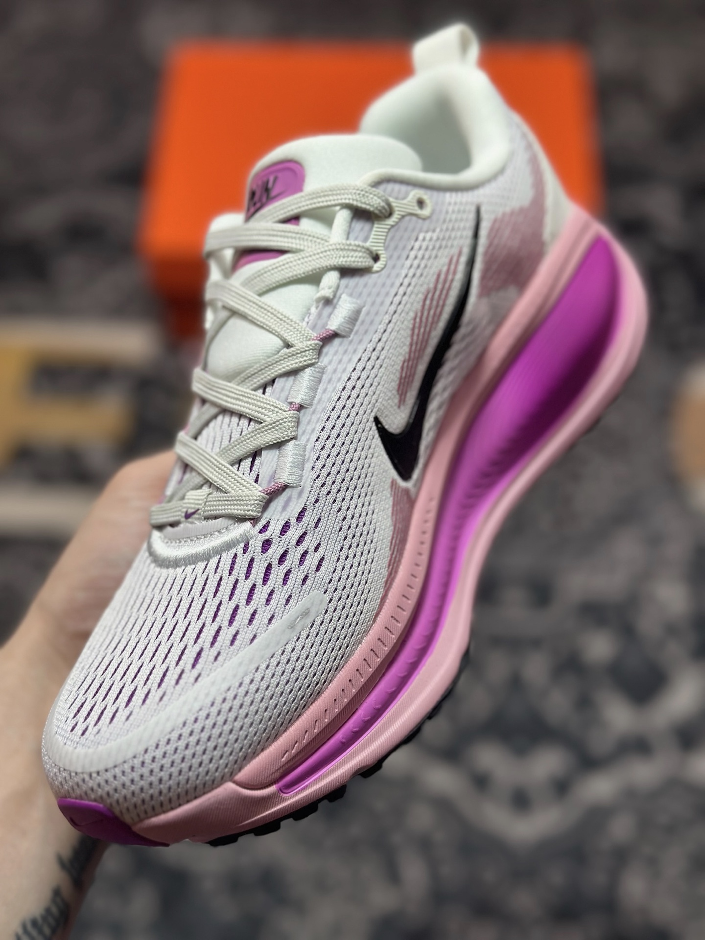 原装级别 NK Zoom VOMERO 18 轻量跑鞋 耐克网透面气 训跑练步鞋  HM6804-105