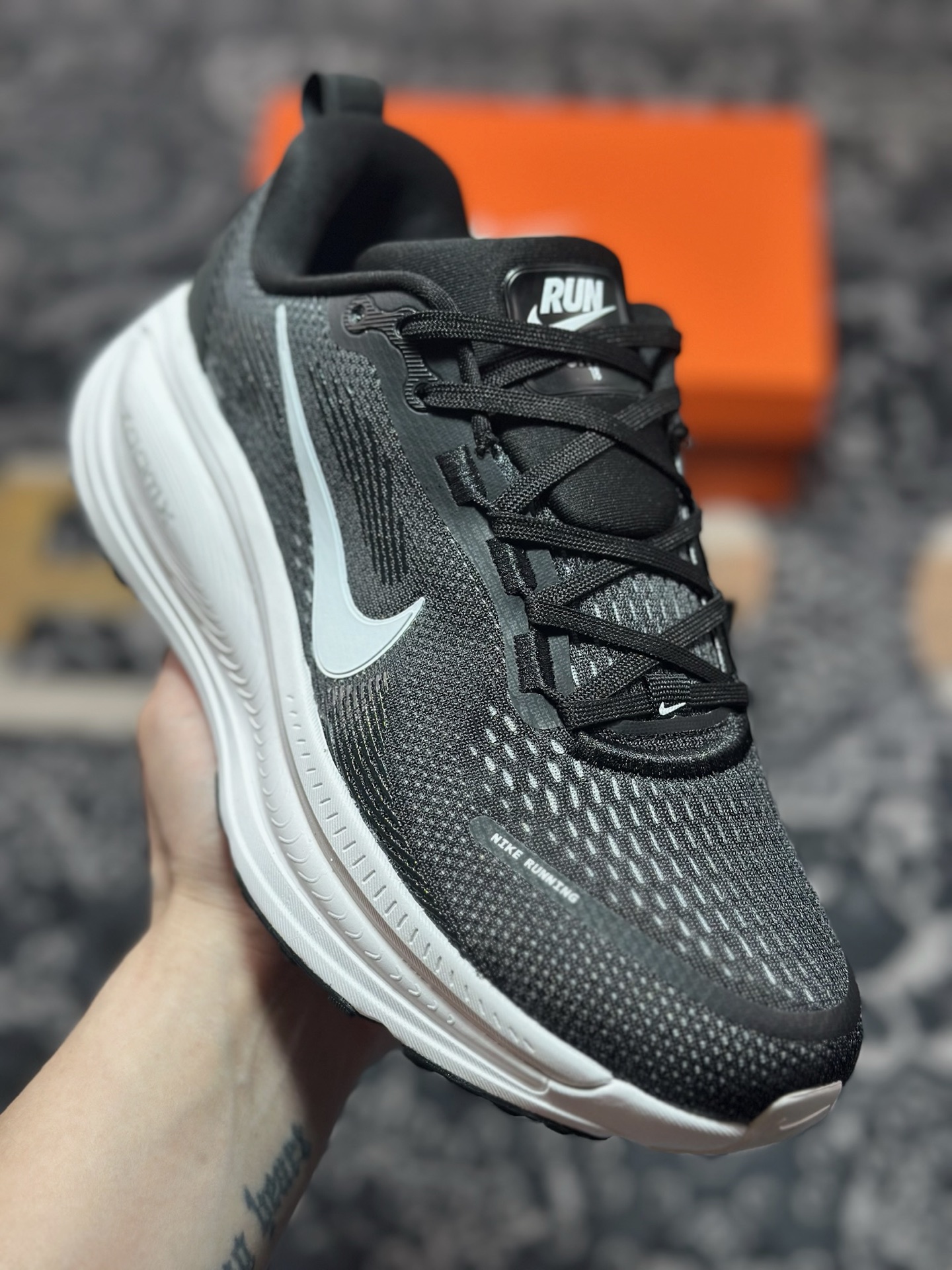 原装级别 NK Zoom VOMERO 18 轻量跑鞋 耐克网透面气 训跑练步鞋  HM6803-007