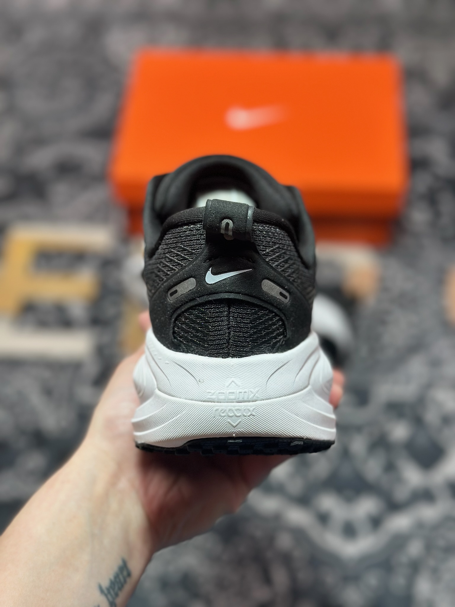 原装级别 NK Zoom VOMERO 18 轻量跑鞋 耐克网透面气 训跑练步鞋  HM6803-007