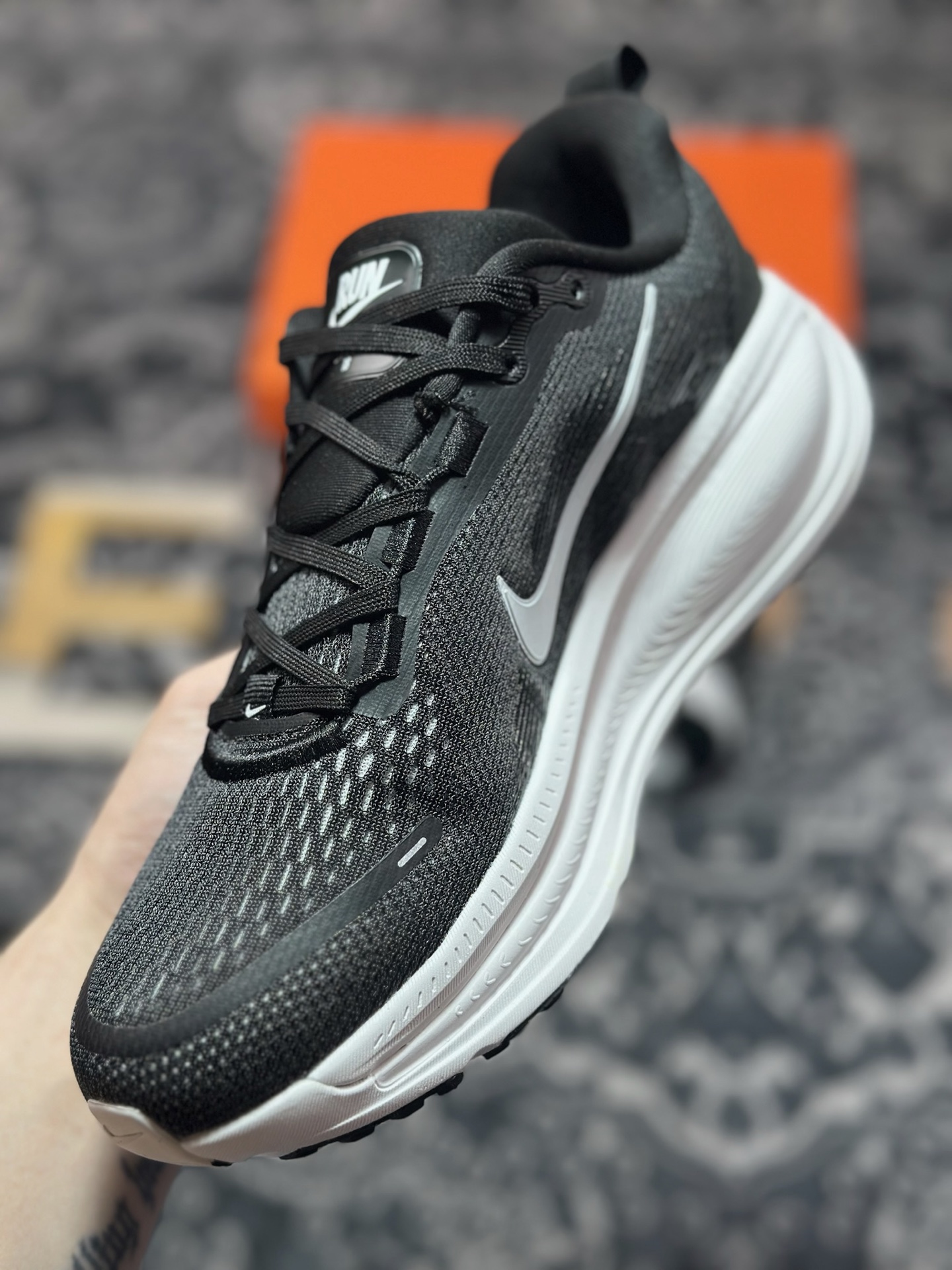 原装级别 NK Zoom VOMERO 18 轻量跑鞋 耐克网透面气 训跑练步鞋  HM6803-007