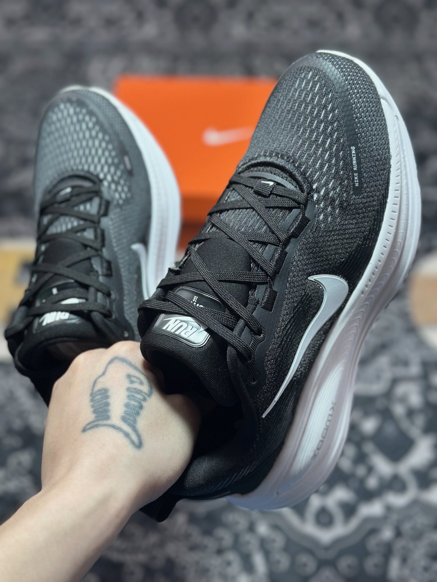 原装级别 NK Zoom VOMERO 18 轻量跑鞋 耐克网透面气 训跑练步鞋  HM6803-007