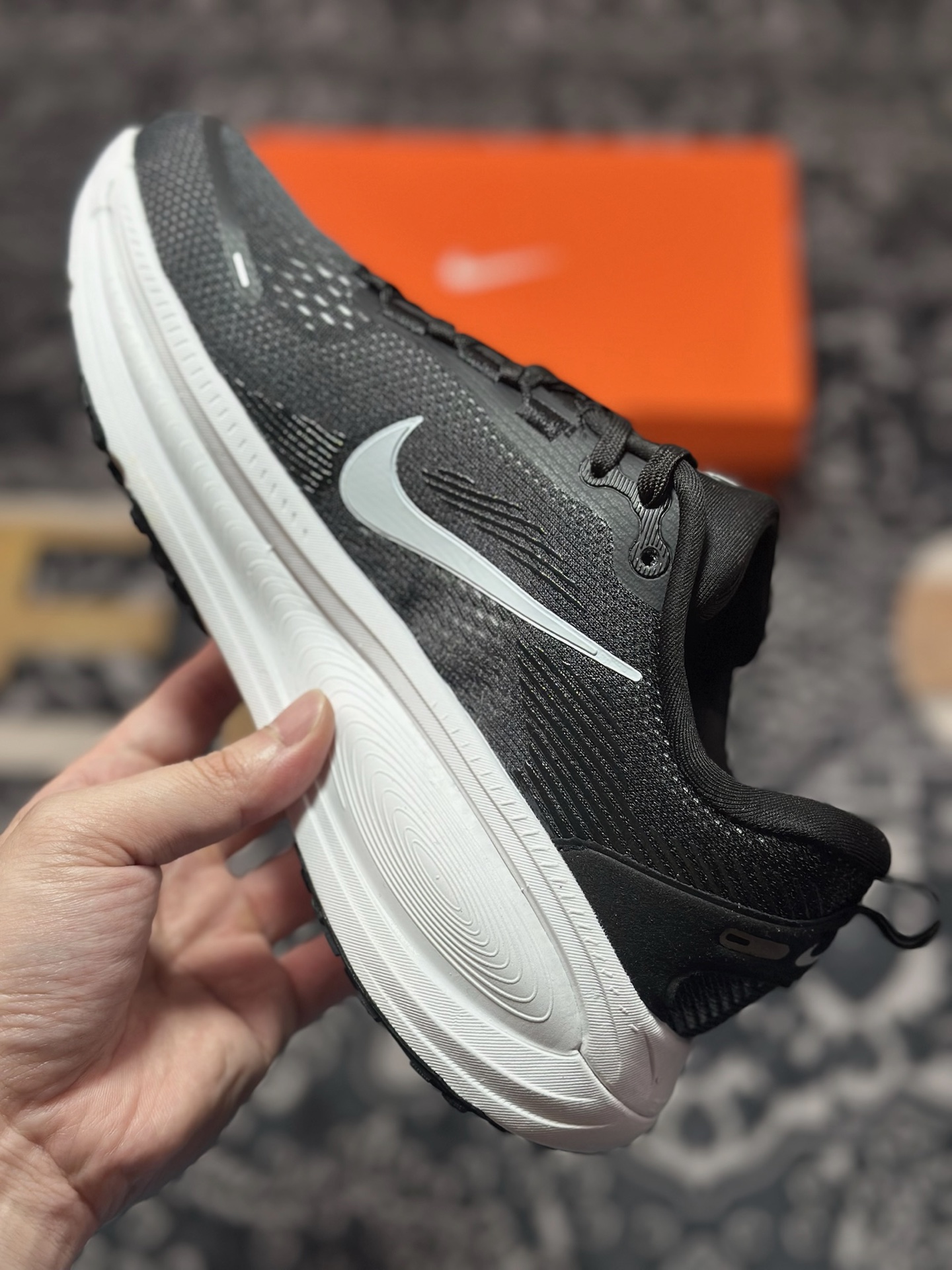 原装级别 NK Zoom VOMERO 18 轻量跑鞋 耐克网透面气 训跑练步鞋  HM6803-007