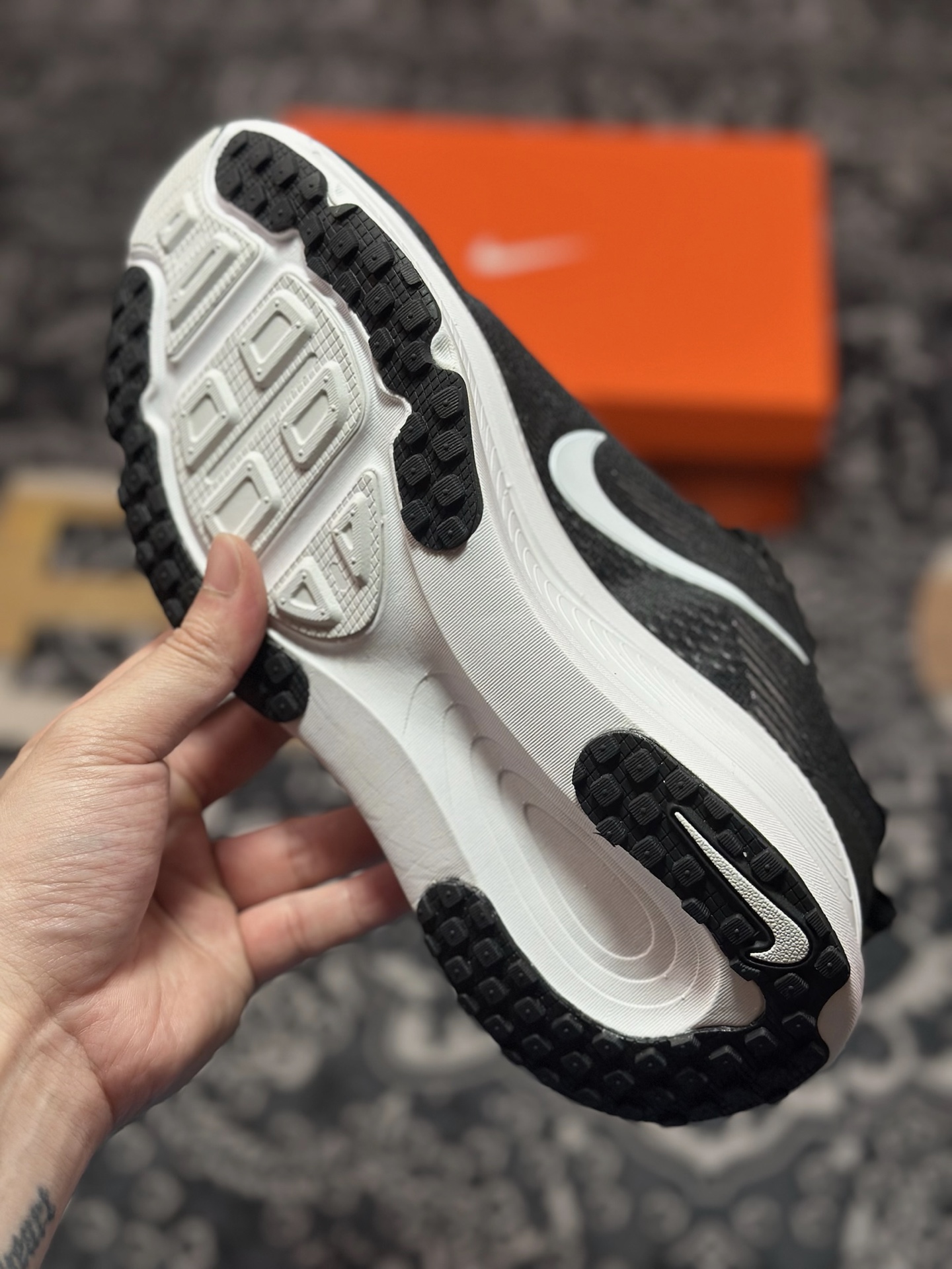 原装级别 NK Zoom VOMERO 18 轻量跑鞋 耐克网透面气 训跑练步鞋  HM6803-007