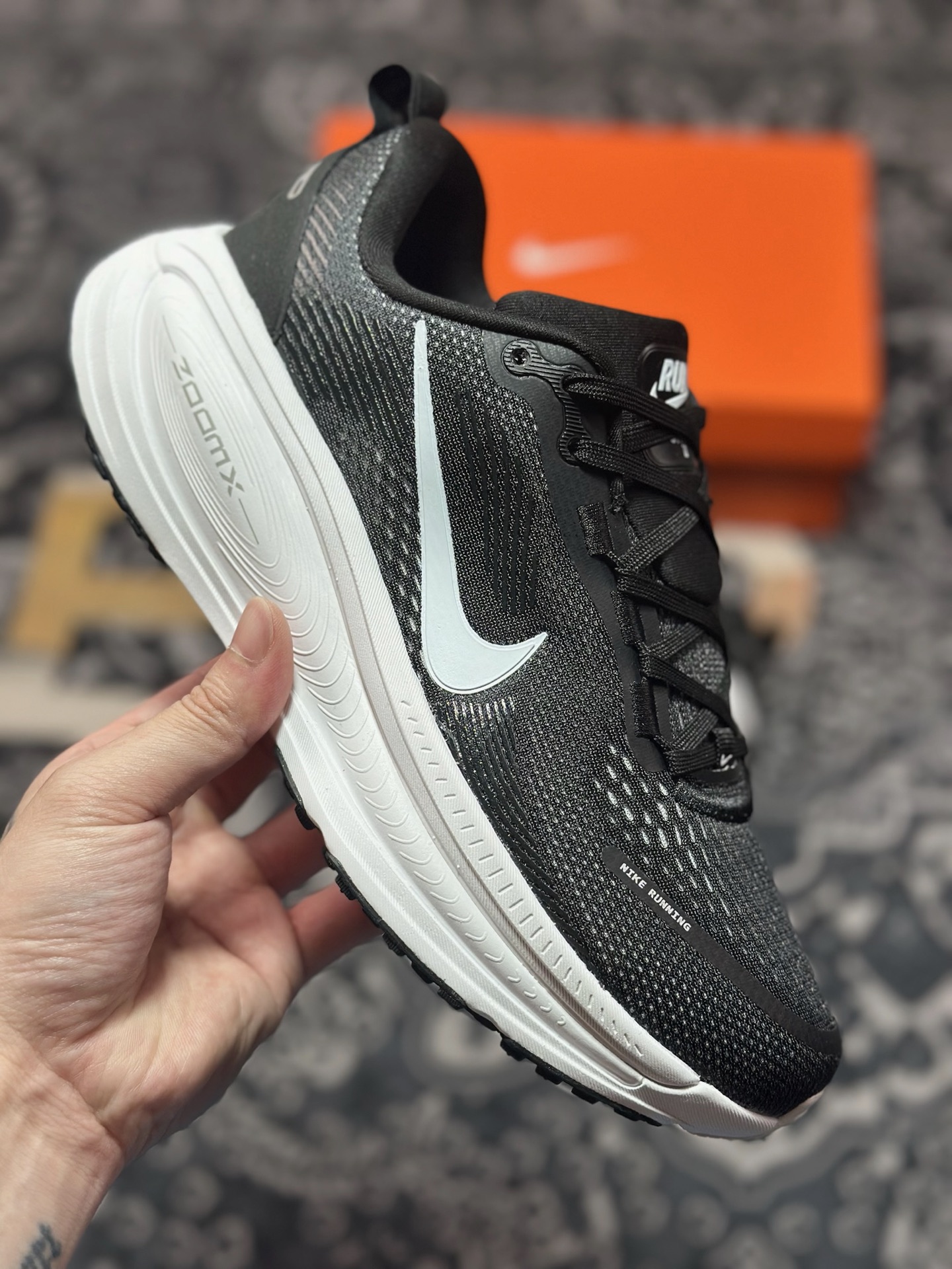 原装级别 NK Zoom VOMERO 18 轻量跑鞋 耐克网透面气 训跑练步鞋  HM6803-007