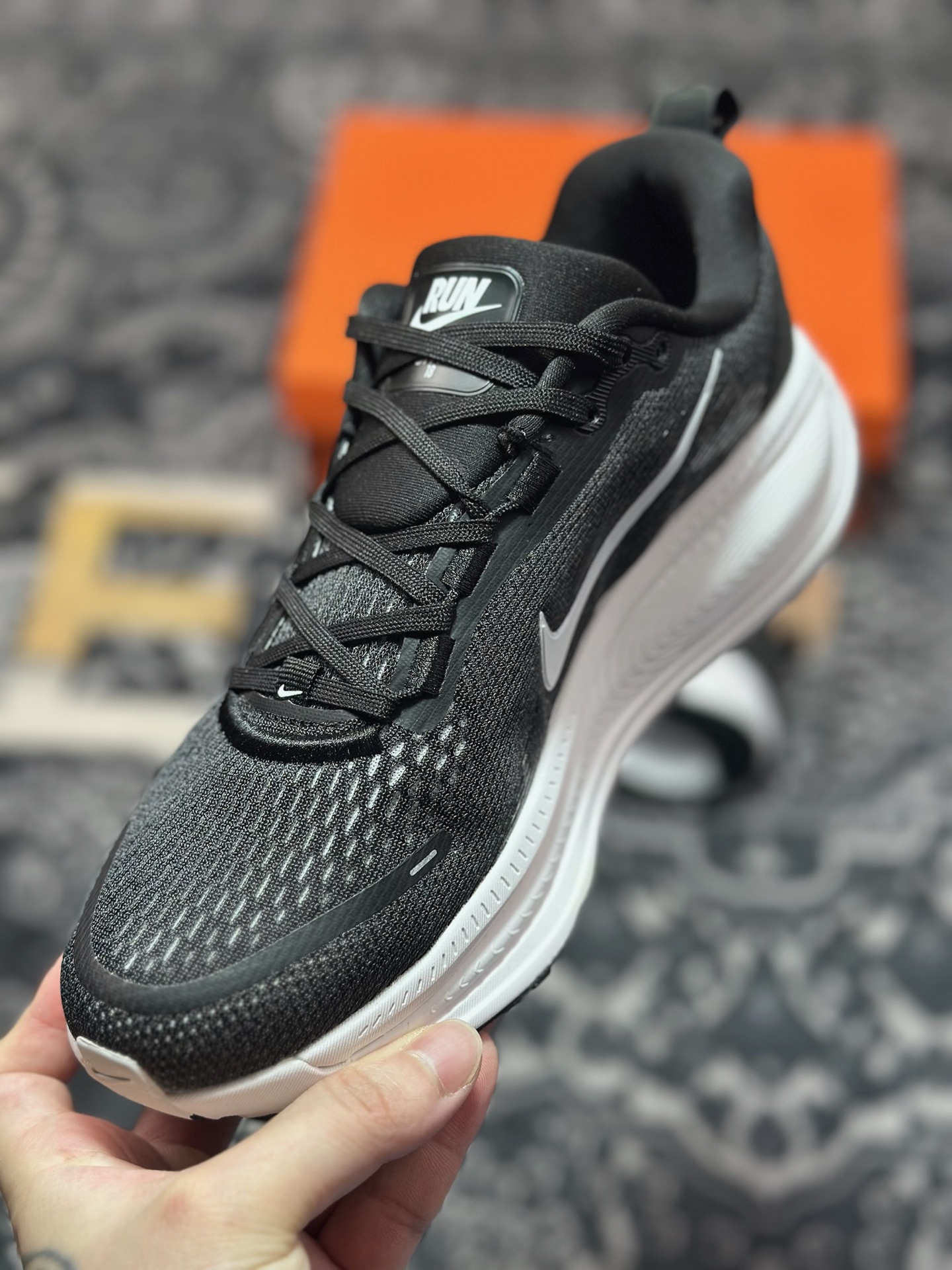 原装级别 NK Zoom VOMERO 18 轻量跑鞋 耐克网透面气 训跑练步鞋  HM6803-007