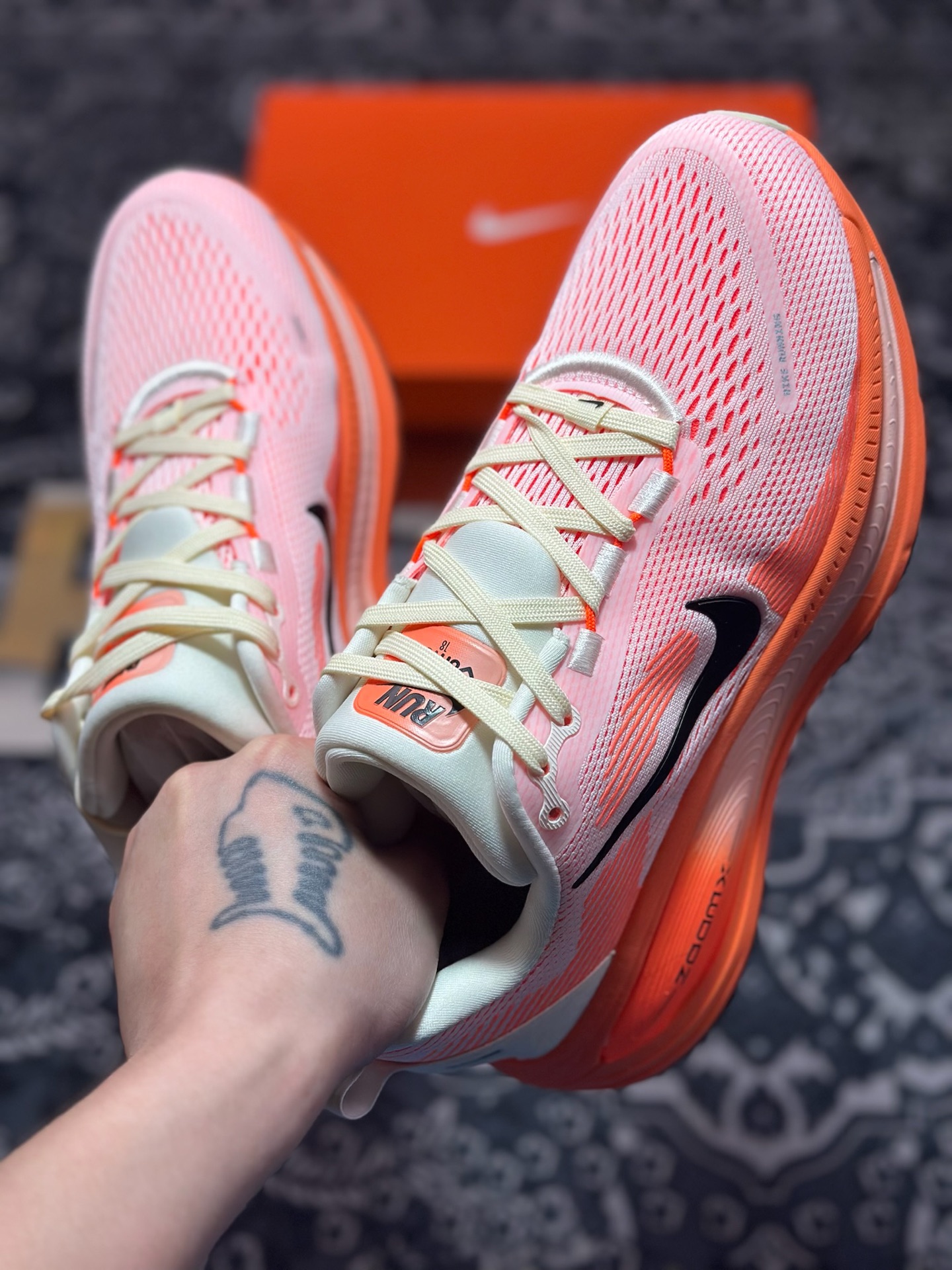 原装级别 NK Zoom VOMERO 18 轻量跑鞋 耐克网透面气 训跑练步鞋  HM6804-600