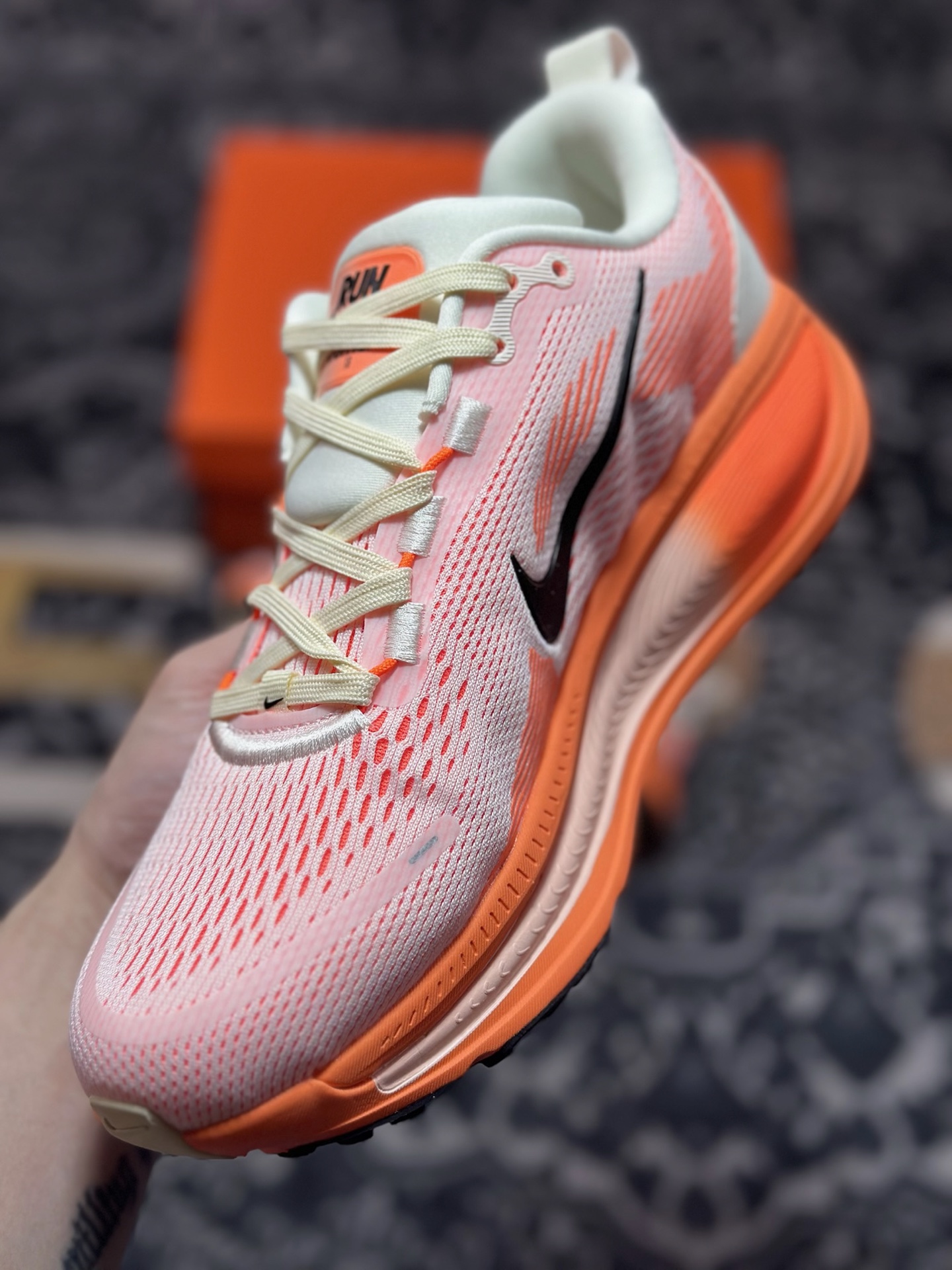 原装级别 NK Zoom VOMERO 18 轻量跑鞋 耐克网透面气 训跑练步鞋  HM6804-600