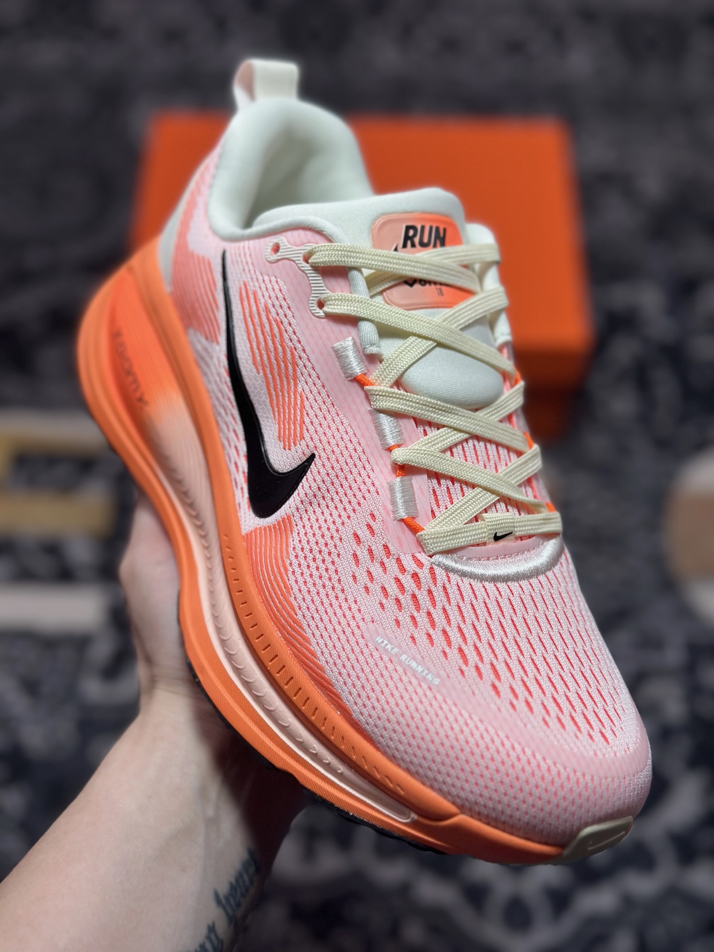 原装级别 NK Zoom VOMERO 18 轻量跑鞋 耐克网透面气 训跑练步鞋  HM6804-600