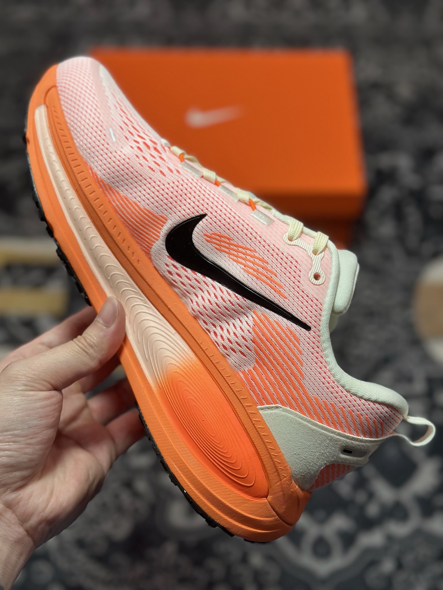 原装级别 NK Zoom VOMERO 18 轻量跑鞋 耐克网透面气 训跑练步鞋  HM6804-600