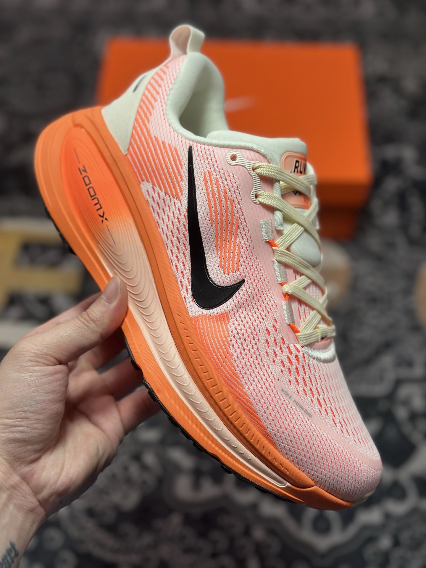 原装级别 NK Zoom VOMERO 18 轻量跑鞋 耐克网透面气 训跑练步鞋  HM6804-600