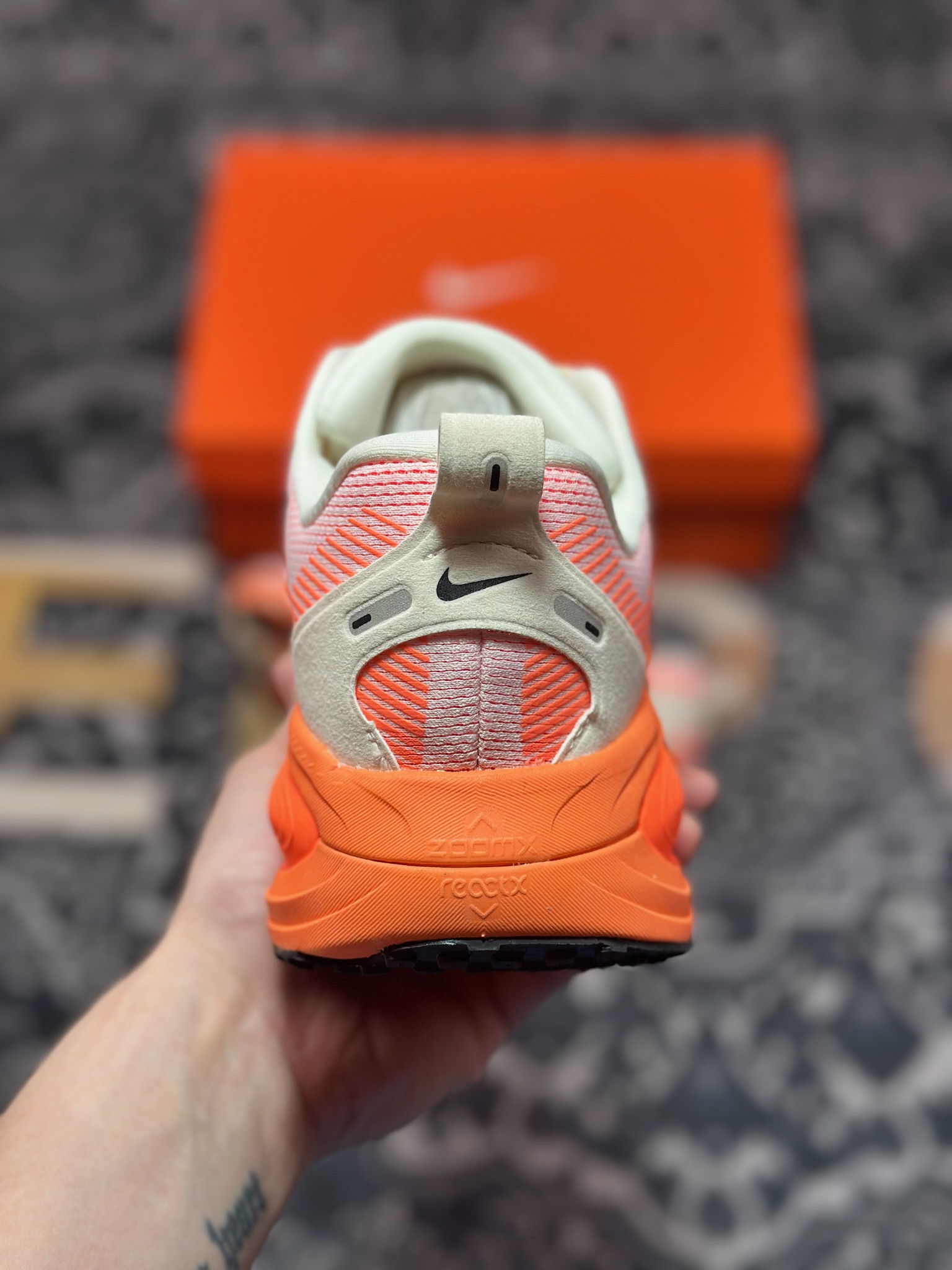 原装级别 NK Zoom VOMERO 18 轻量跑鞋 耐克网透面气 训跑练步鞋  HM6804-600