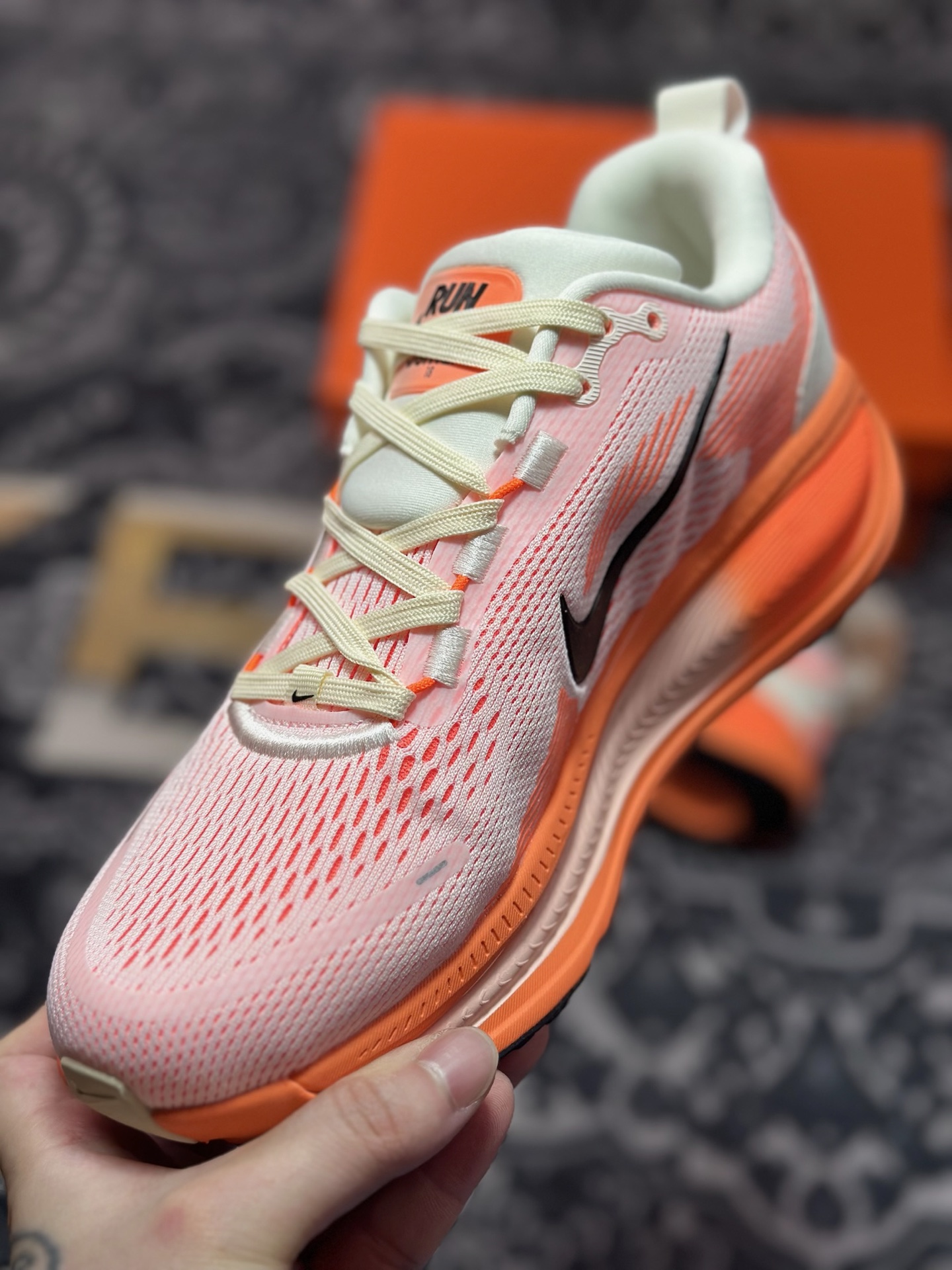 原装级别 NK Zoom VOMERO 18 轻量跑鞋 耐克网透面气 训跑练步鞋  HM6804-600