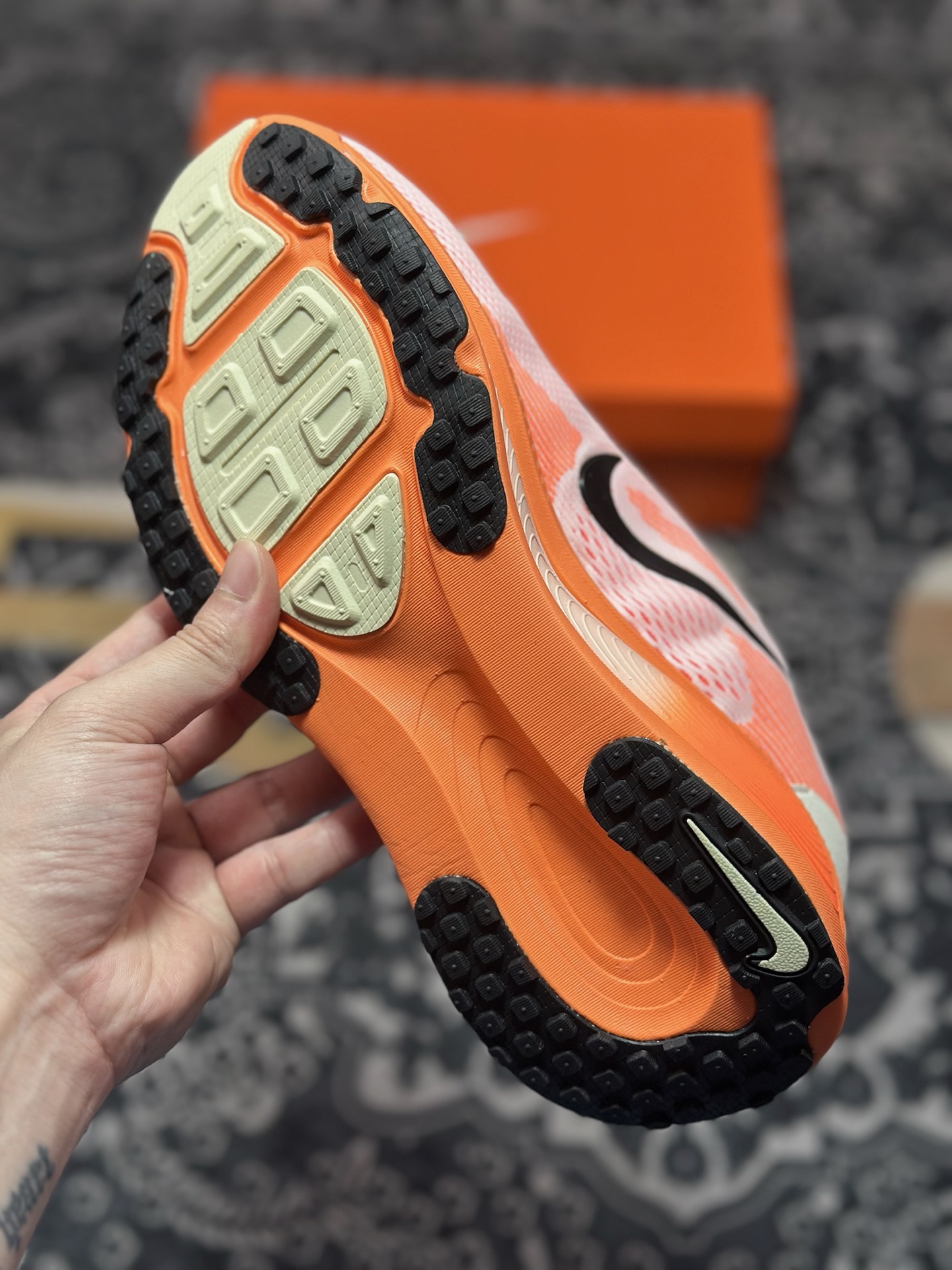 原装级别 NK Zoom VOMERO 18 轻量跑鞋 耐克网透面气 训跑练步鞋  HM6804-600