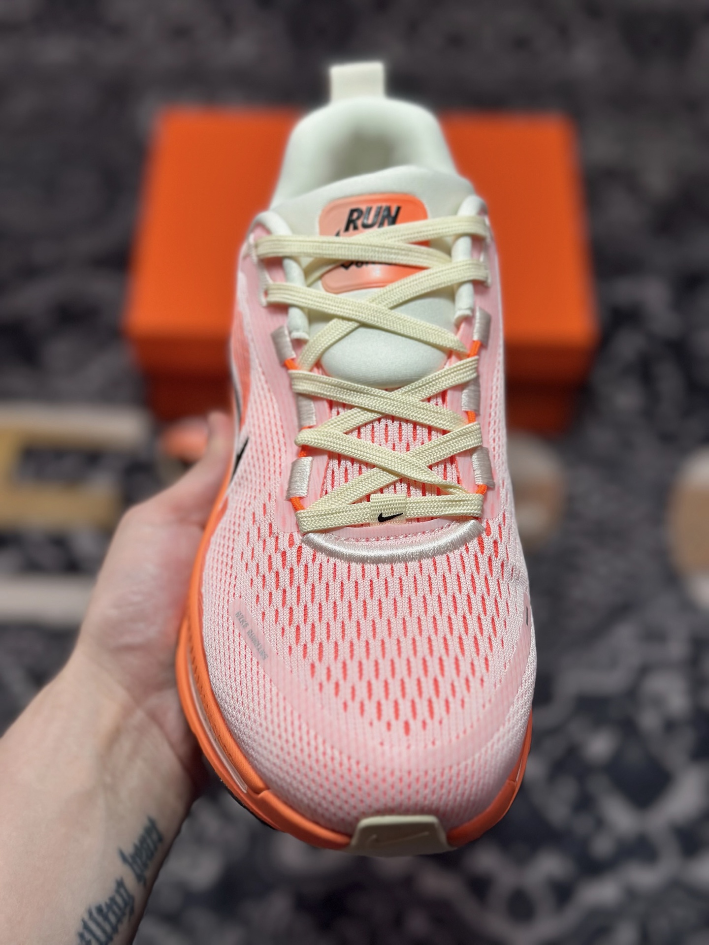 原装级别 NK Zoom VOMERO 18 轻量跑鞋 耐克网透面气 训跑练步鞋  HM6804-600