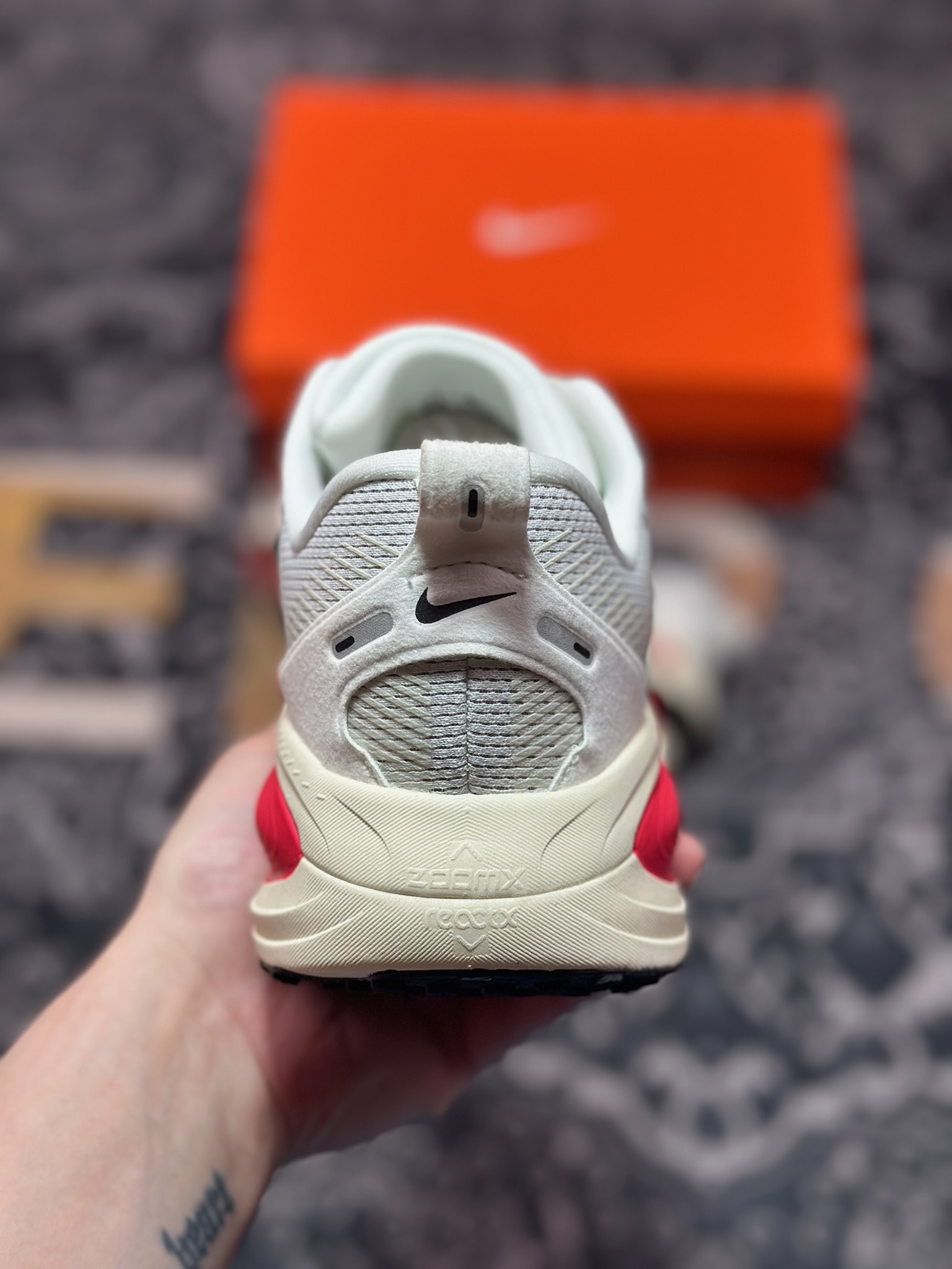 原装级别 NK Zoom VOMERO 18 轻量跑鞋 耐克网透面气 训跑练步鞋 HM6803-001 原装级别 NK Zoom VOMERO 18 轻量跑鞋 耐克网透面气 训跑练步鞋 HM6803-001