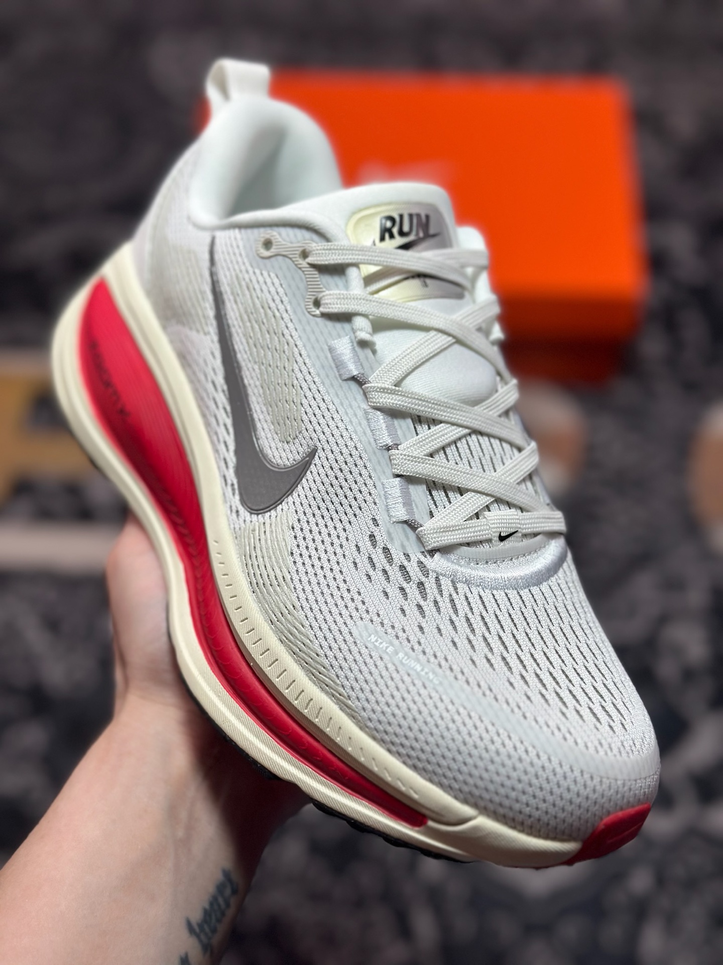 原装级别 NK Zoom VOMERO 18 轻量跑鞋 耐克网透面气 训跑练步鞋 HM6803-001 原装级别 NK Zoom VOMERO 18 轻量跑鞋 耐克网透面气 训跑练步鞋 HM6803-001