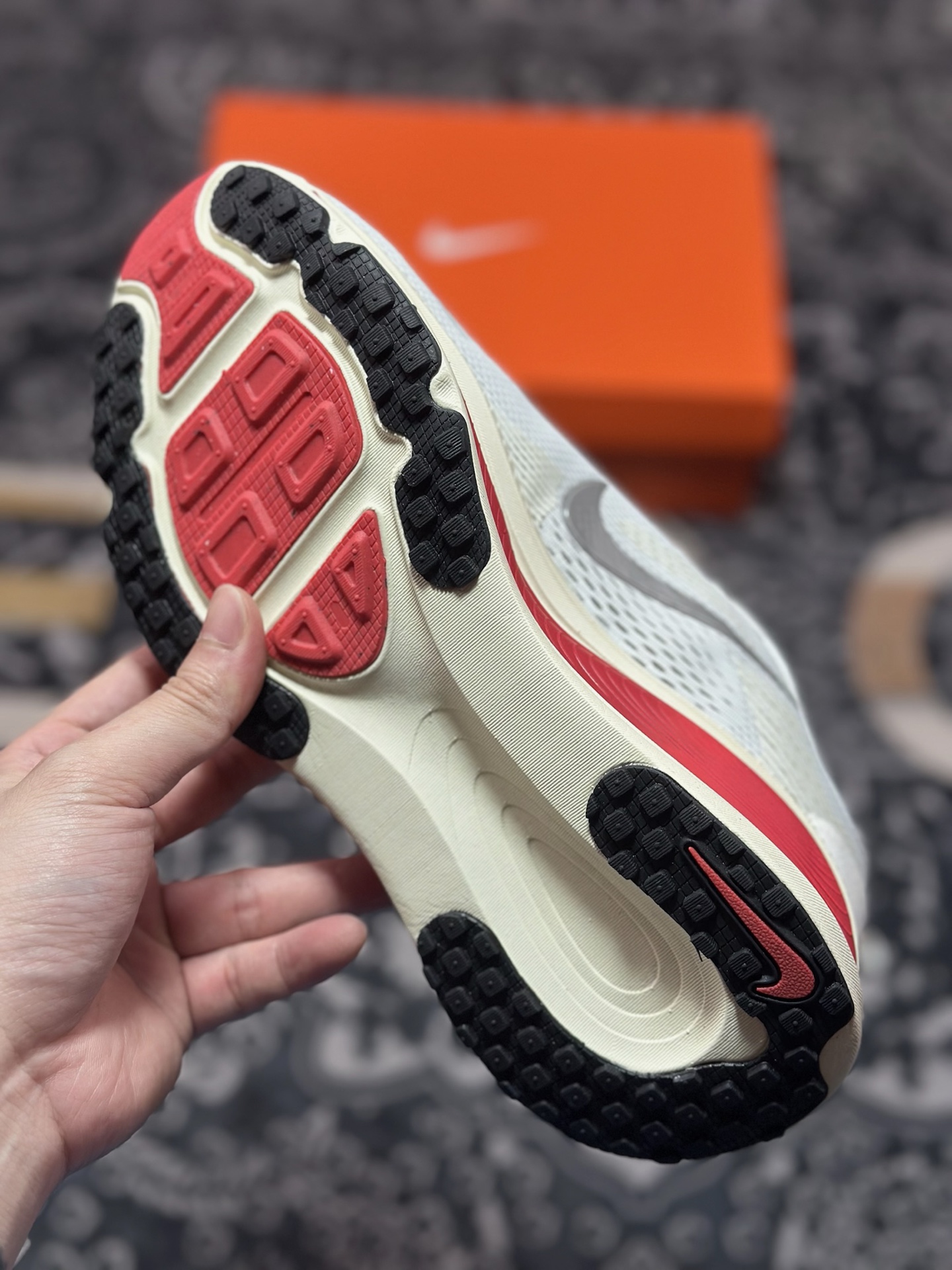 原装级别 NK Zoom VOMERO 18 轻量跑鞋 耐克网透面气 训跑练步鞋 HM6803-001 原装级别 NK Zoom VOMERO 18 轻量跑鞋 耐克网透面气 训跑练步鞋 HM6803-001