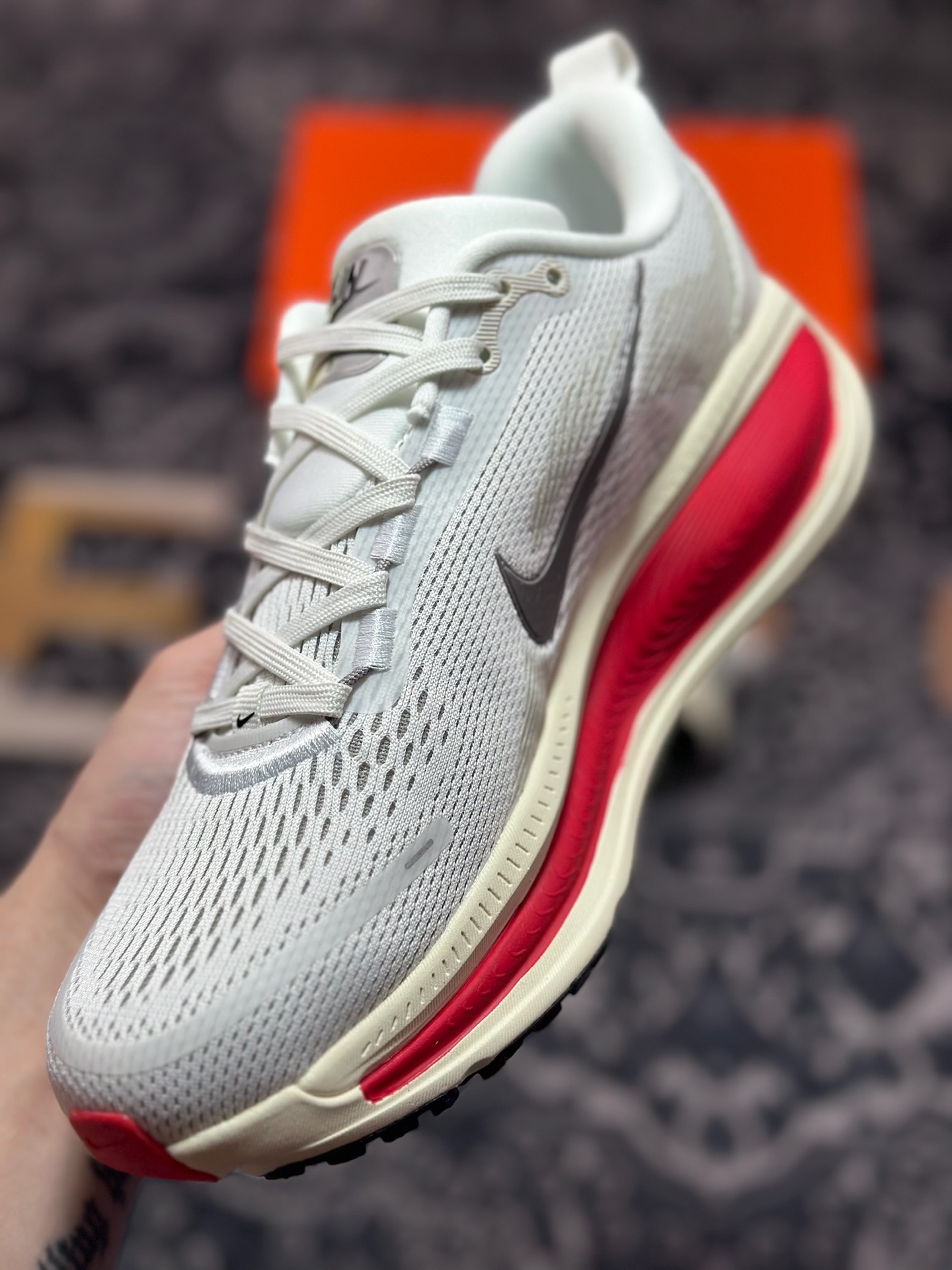 原装级别 NK Zoom VOMERO 18 轻量跑鞋 耐克网透面气 训跑练步鞋 HM6803-001 原装级别 NK Zoom VOMERO 18 轻量跑鞋 耐克网透面气 训跑练步鞋 HM6803-001