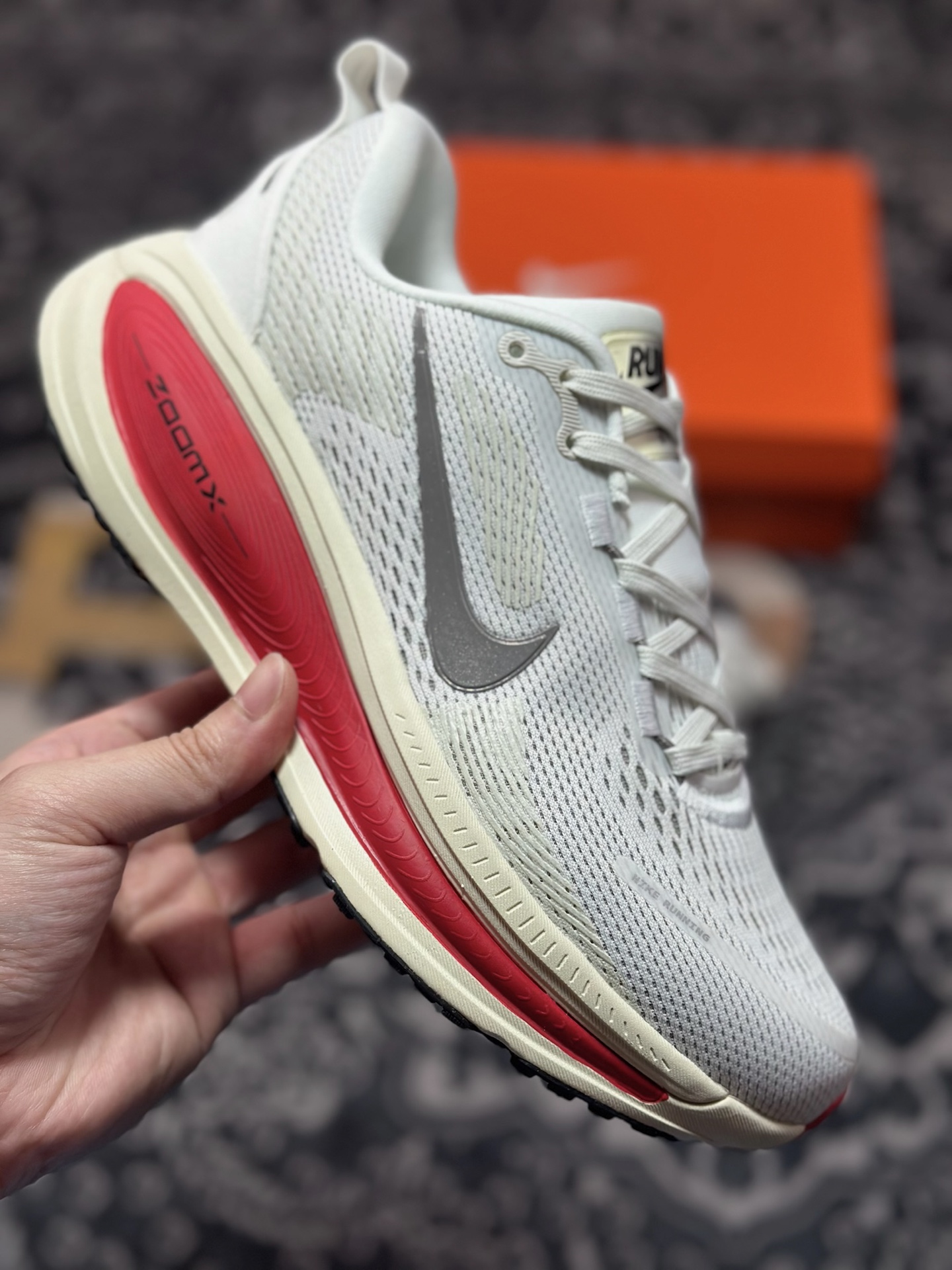 原装级别 NK Zoom VOMERO 18 轻量跑鞋 耐克网透面气 训跑练步鞋 HM6803-001 原装级别 NK Zoom VOMERO 18 轻量跑鞋 耐克网透面气 训跑练步鞋 HM6803-001