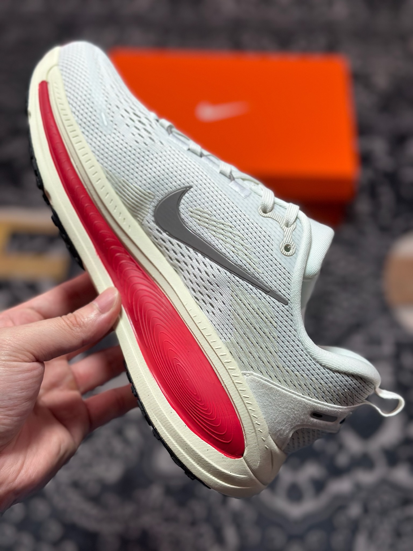 原装级别 NK Zoom VOMERO 18 轻量跑鞋 耐克网透面气 训跑练步鞋 HM6803-001 原装级别 NK Zoom VOMERO 18 轻量跑鞋 耐克网透面气 训跑练步鞋 HM6803-001