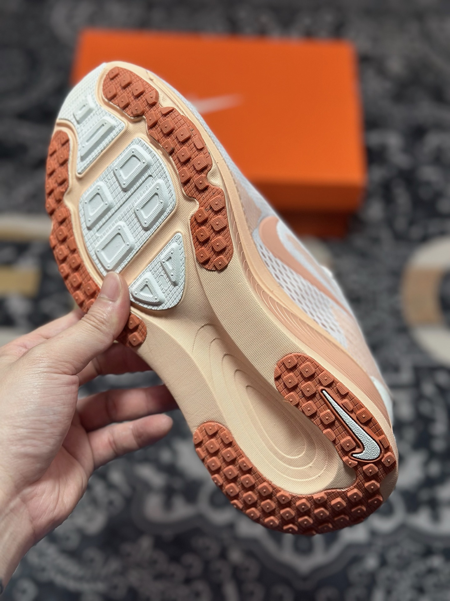 原装级别 NK Zoom VOMERO 18 轻量跑鞋 耐克网透面气 训跑练步鞋  HM6804-601