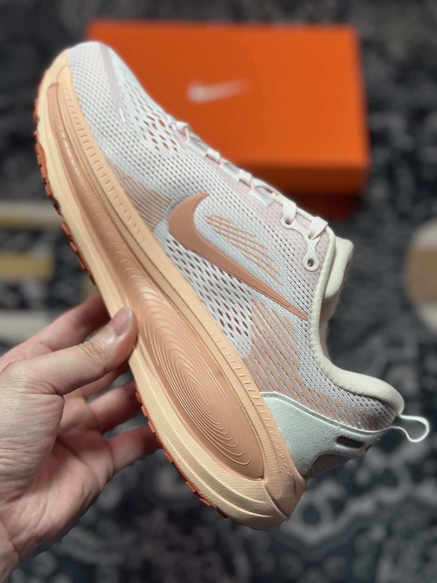 原装级别 NK Zoom VOMERO 18 轻量跑鞋 耐克网透面气 训跑练步鞋  HM6804-601