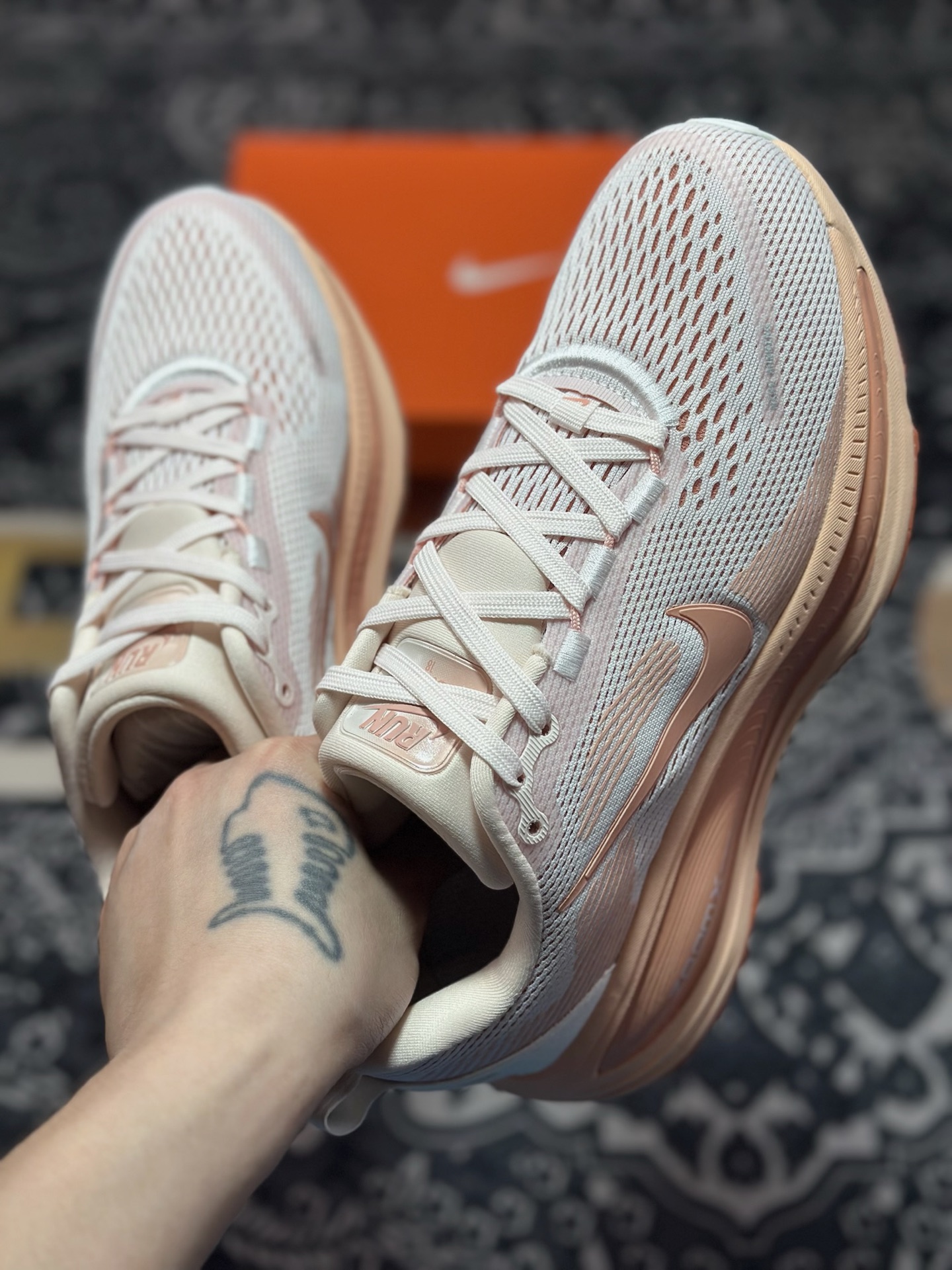 原装级别 NK Zoom VOMERO 18 轻量跑鞋 耐克网透面气 训跑练步鞋  HM6804-601