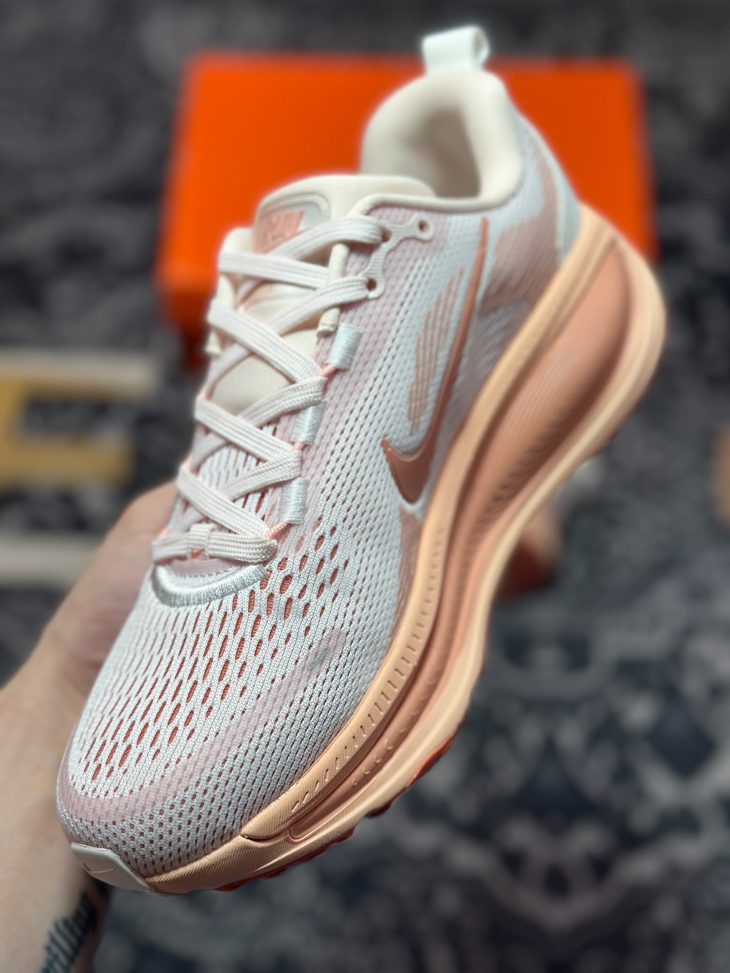 原装级别 NK Zoom VOMERO 18 轻量跑鞋 耐克网透面气 训跑练步鞋  HM6804-601