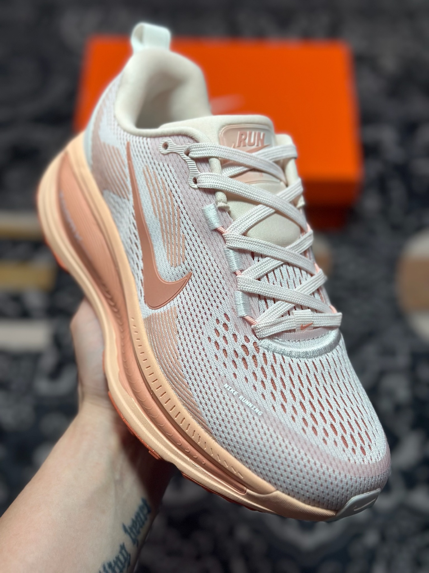 原装级别 NK Zoom VOMERO 18 轻量跑鞋 耐克网透面气 训跑练步鞋  HM6804-601