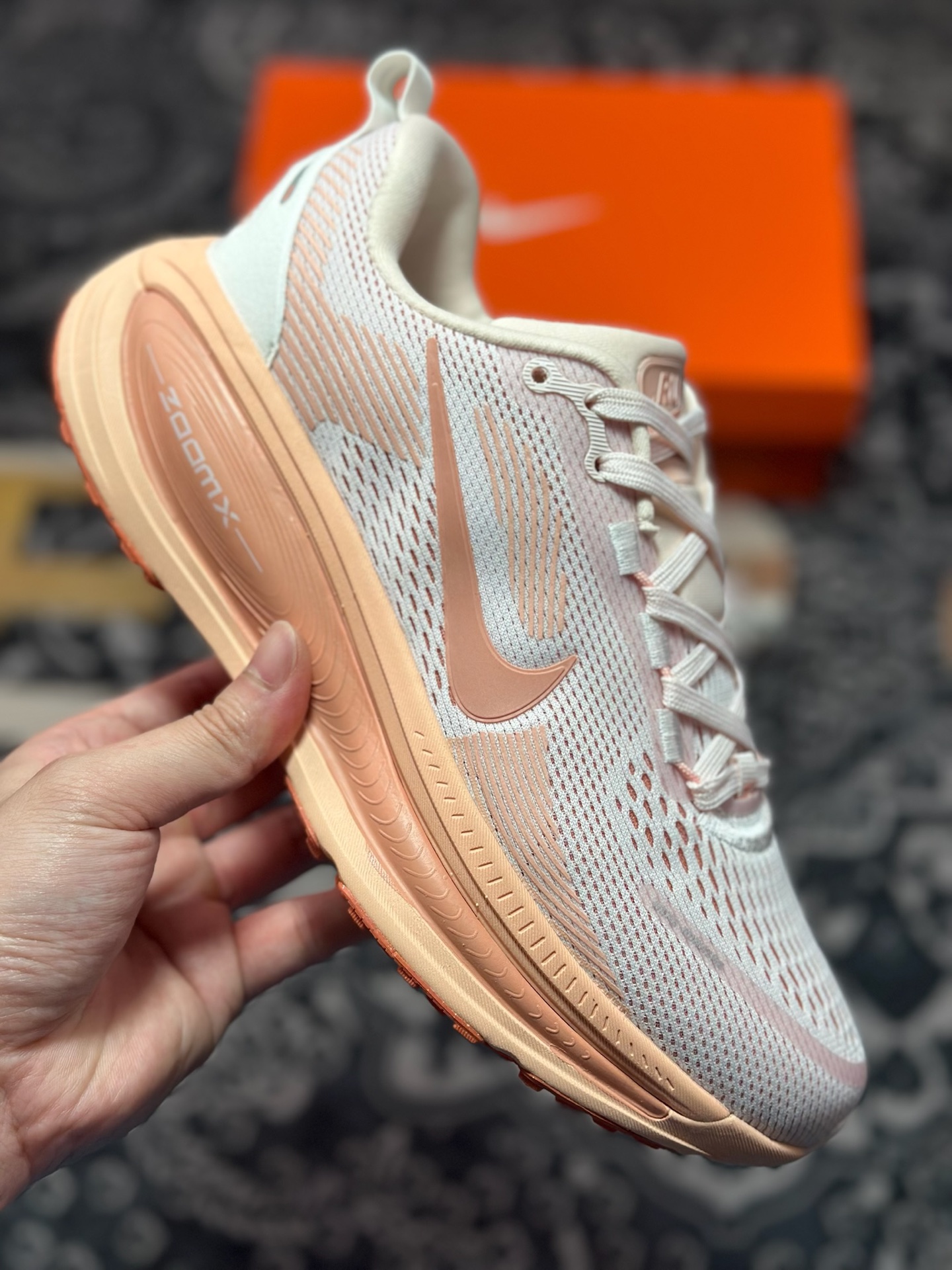 原装级别 NK Zoom VOMERO 18 轻量跑鞋 耐克网透面气 训跑练步鞋  HM6804-601