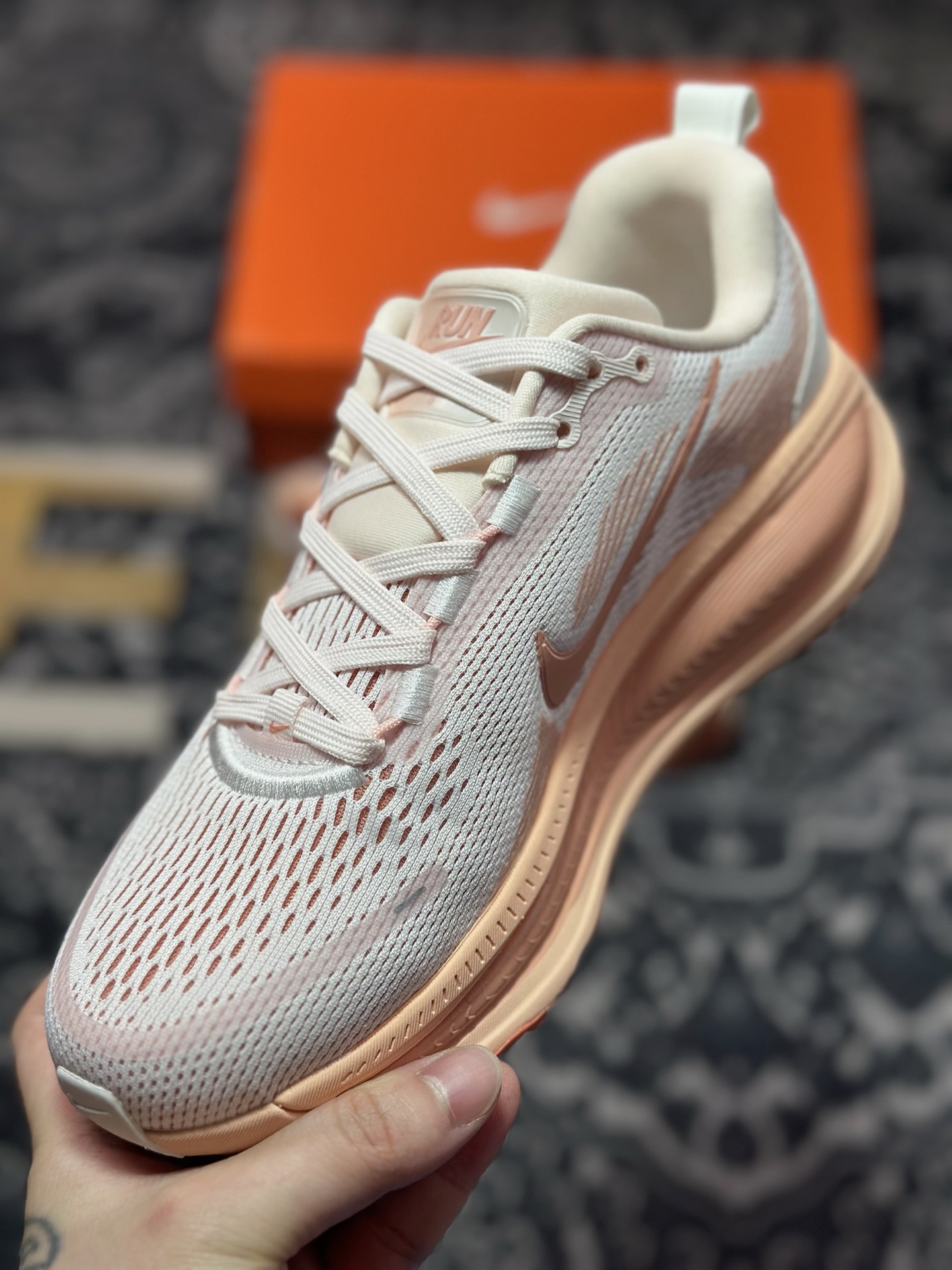 原装级别 NK Zoom VOMERO 18 轻量跑鞋 耐克网透面气 训跑练步鞋  HM6804-601