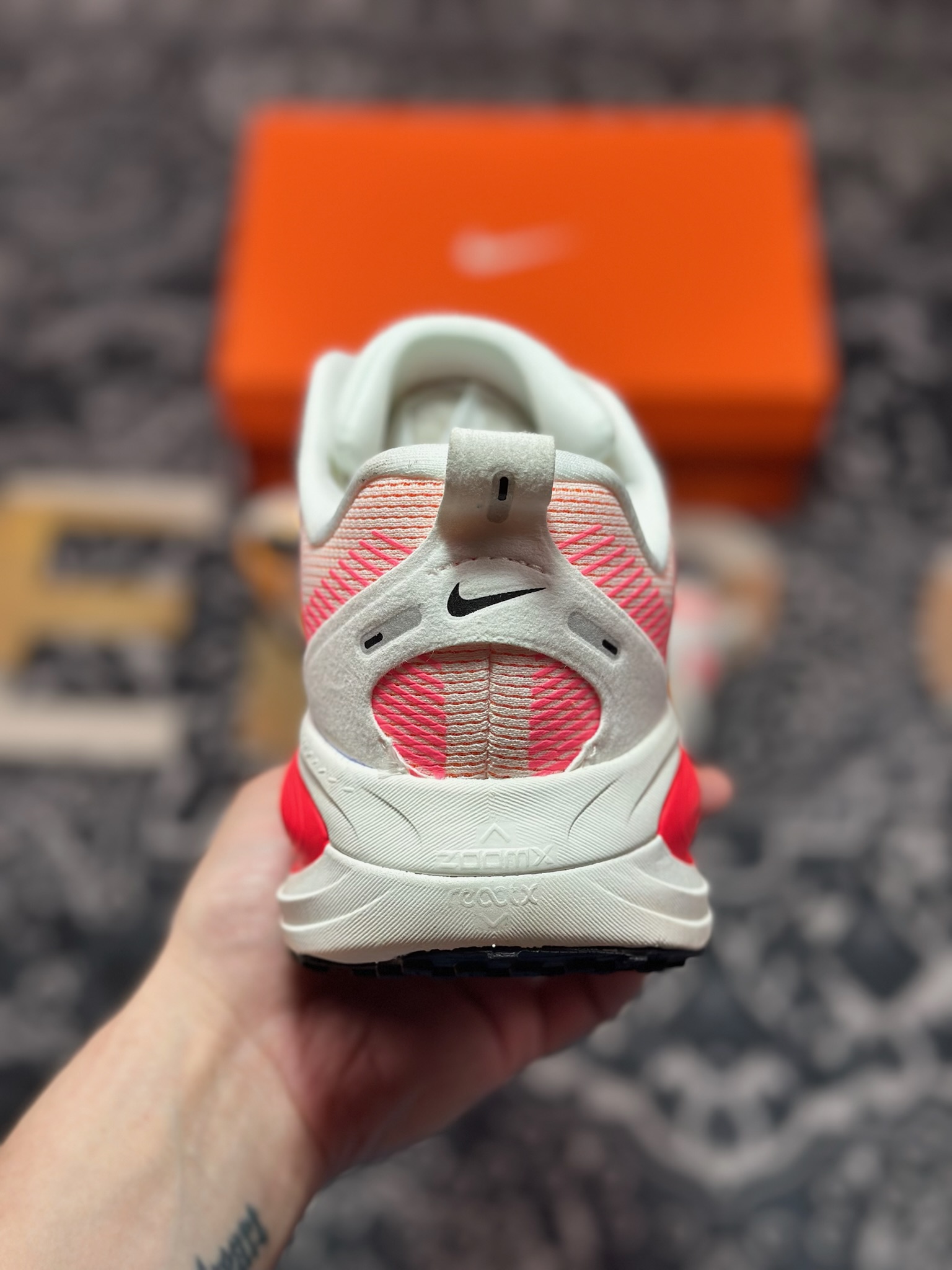 原装级别 NK Zoom VOMERO 18 轻量跑鞋 耐克网透面气 训跑练步鞋 HM6804-100 原装级别 NK Zoom VOMERO 18 轻量跑鞋 耐克网透面气 训跑练步鞋 HM6804-100