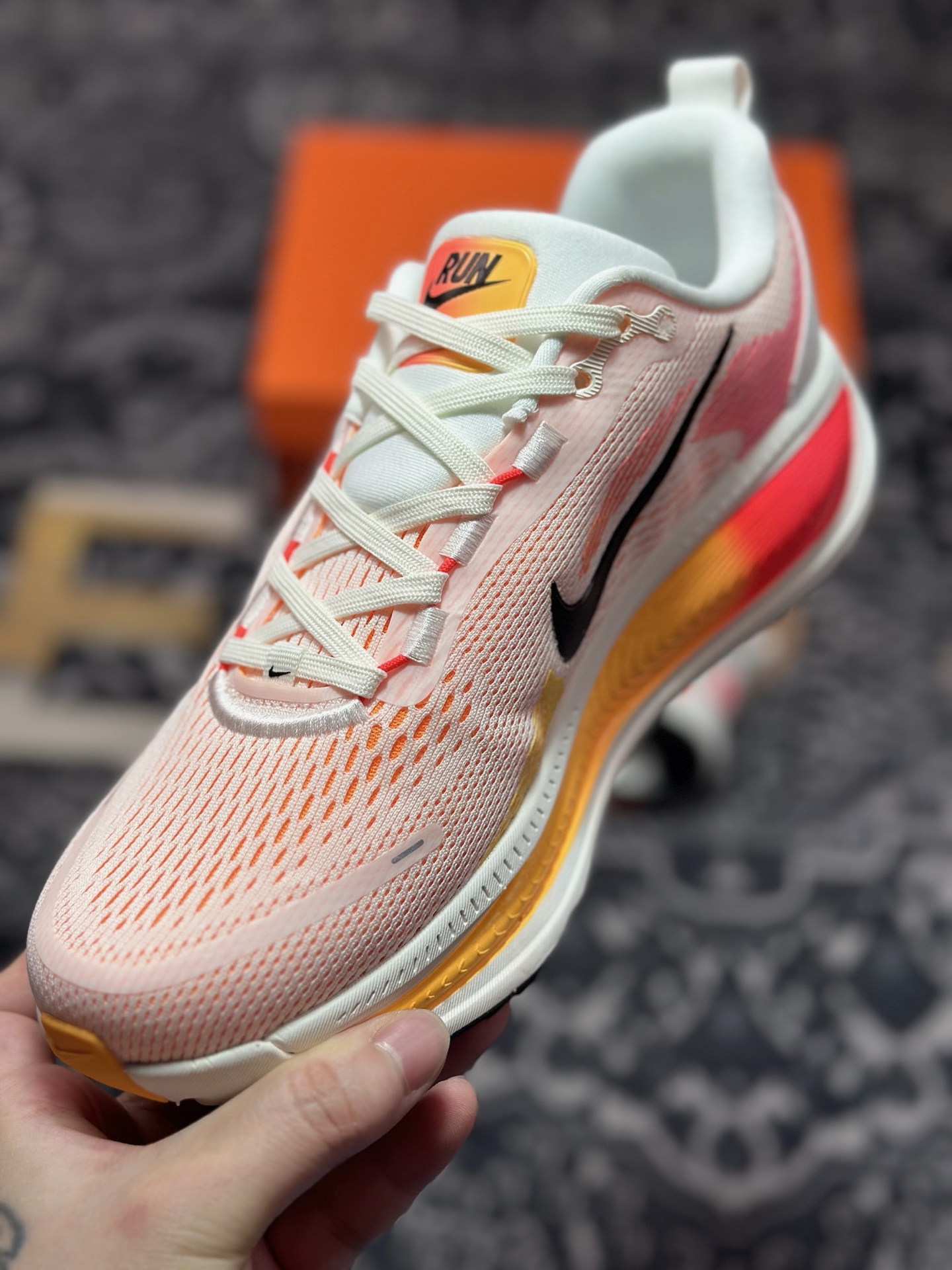 原装级别 NK Zoom VOMERO 18 轻量跑鞋 耐克网透面气 训跑练步鞋 HM6804-100 原装级别 NK Zoom VOMERO 18 轻量跑鞋 耐克网透面气 训跑练步鞋 HM6804-100