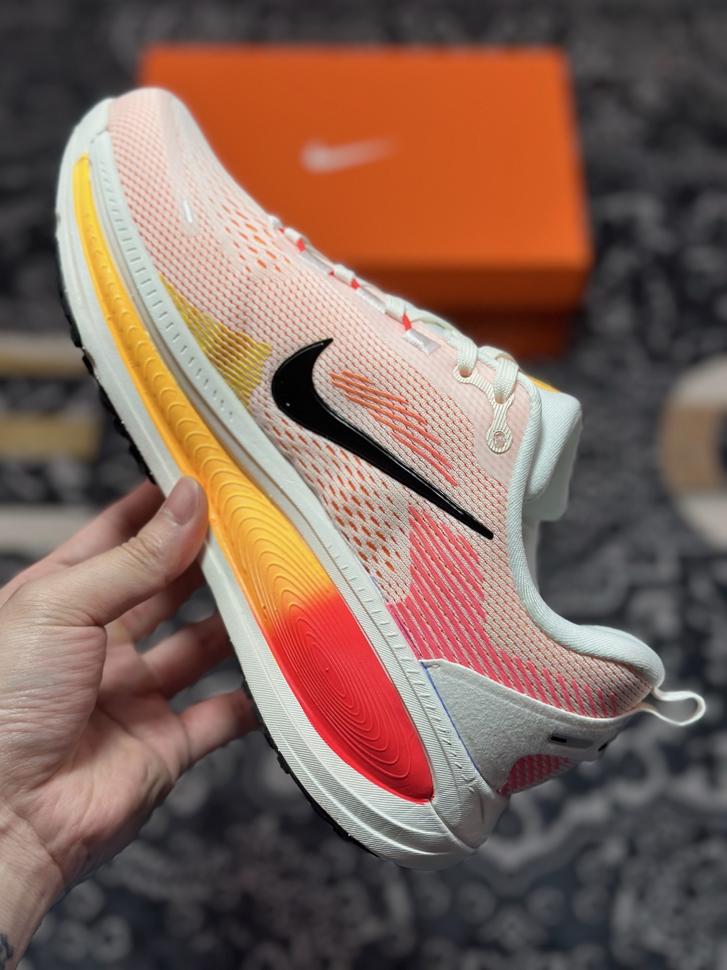 原装级别 NK Zoom VOMERO 18 轻量跑鞋 耐克网透面气 训跑练步鞋 HM6804-100 原装级别 NK Zoom VOMERO 18 轻量跑鞋 耐克网透面气 训跑练步鞋 HM6804-100