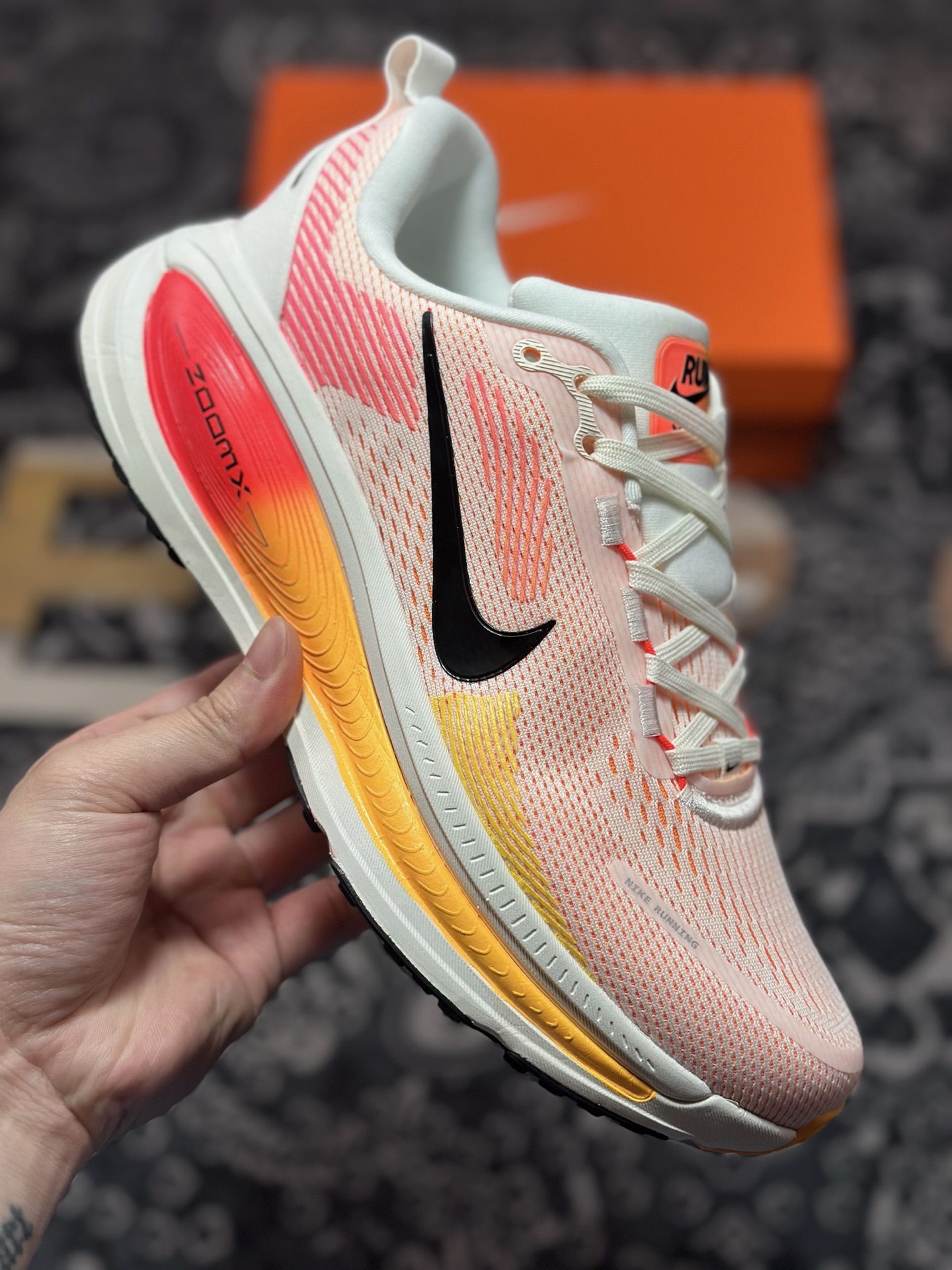 原装级别 NK Zoom VOMERO 18 轻量跑鞋 耐克网透面气 训跑练步鞋 HM6804-100 原装级别 NK Zoom VOMERO 18 轻量跑鞋 耐克网透面气 训跑练步鞋 HM6804-100