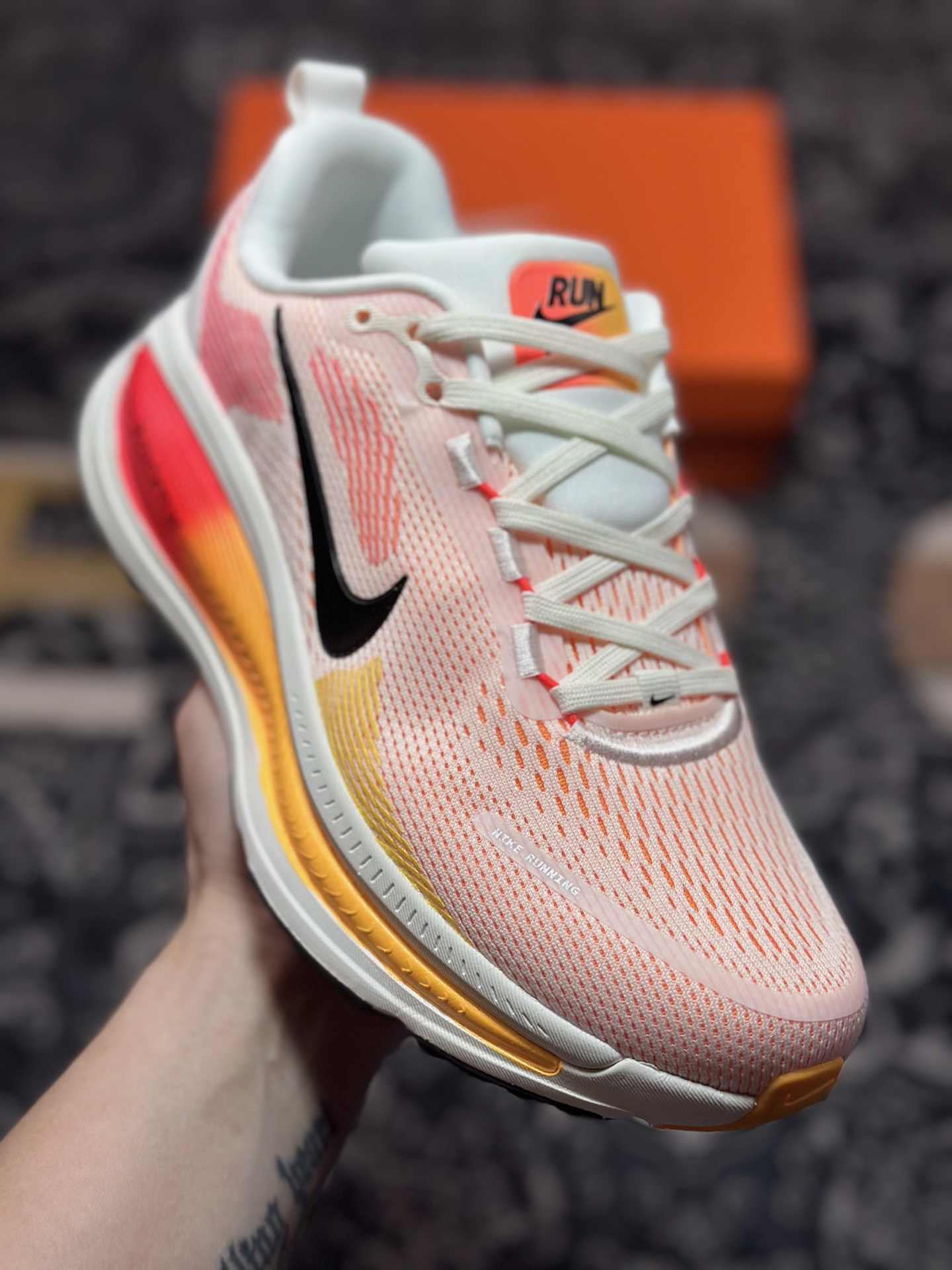 原装级别 NK Zoom VOMERO 18 轻量跑鞋 耐克网透面气 训跑练步鞋 HM6804-100 原装级别 NK Zoom VOMERO 18 轻量跑鞋 耐克网透面气 训跑练步鞋 HM6804-100