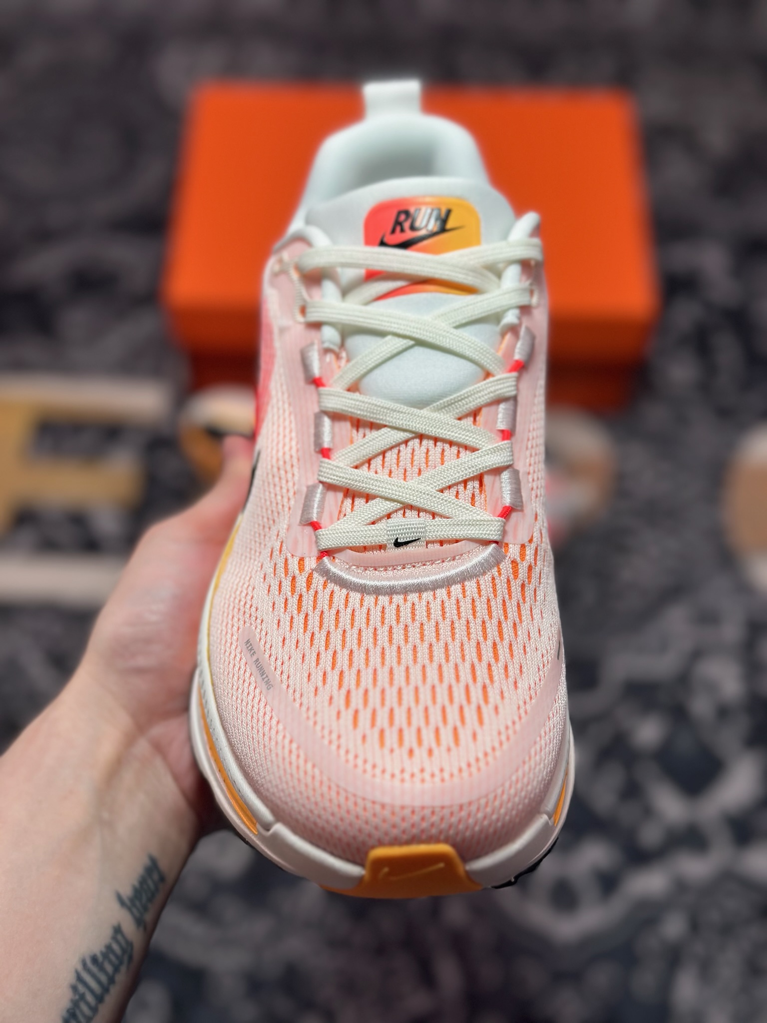 原装级别 NK Zoom VOMERO 18 轻量跑鞋 耐克网透面气 训跑练步鞋 HM6804-100 原装级别 NK Zoom VOMERO 18 轻量跑鞋 耐克网透面气 训跑练步鞋 HM6804-100