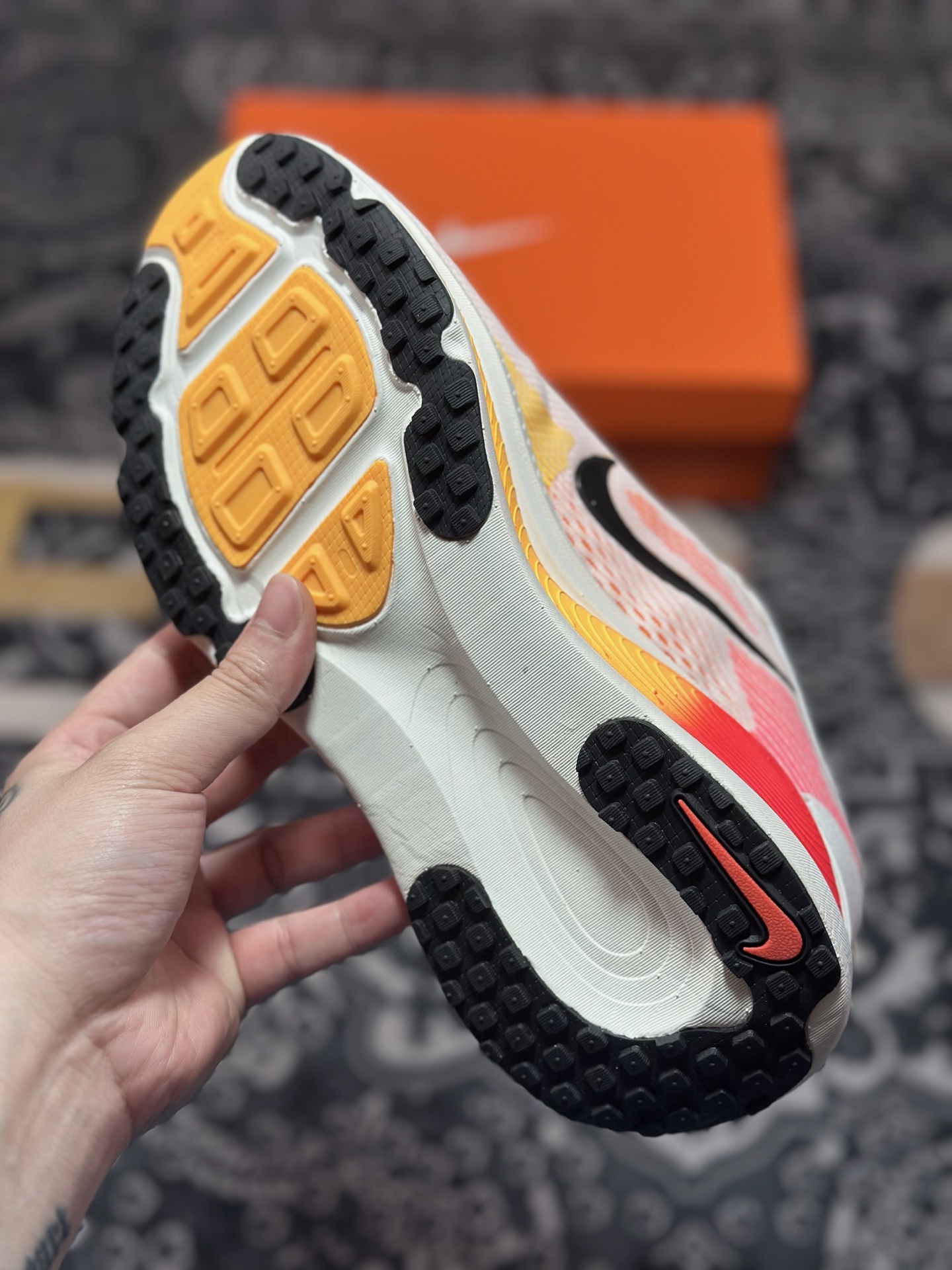 原装级别 NK Zoom VOMERO 18 轻量跑鞋 耐克网透面气 训跑练步鞋 HM6804-100 原装级别 NK Zoom VOMERO 18 轻量跑鞋 耐克网透面气 训跑练步鞋 HM6804-100