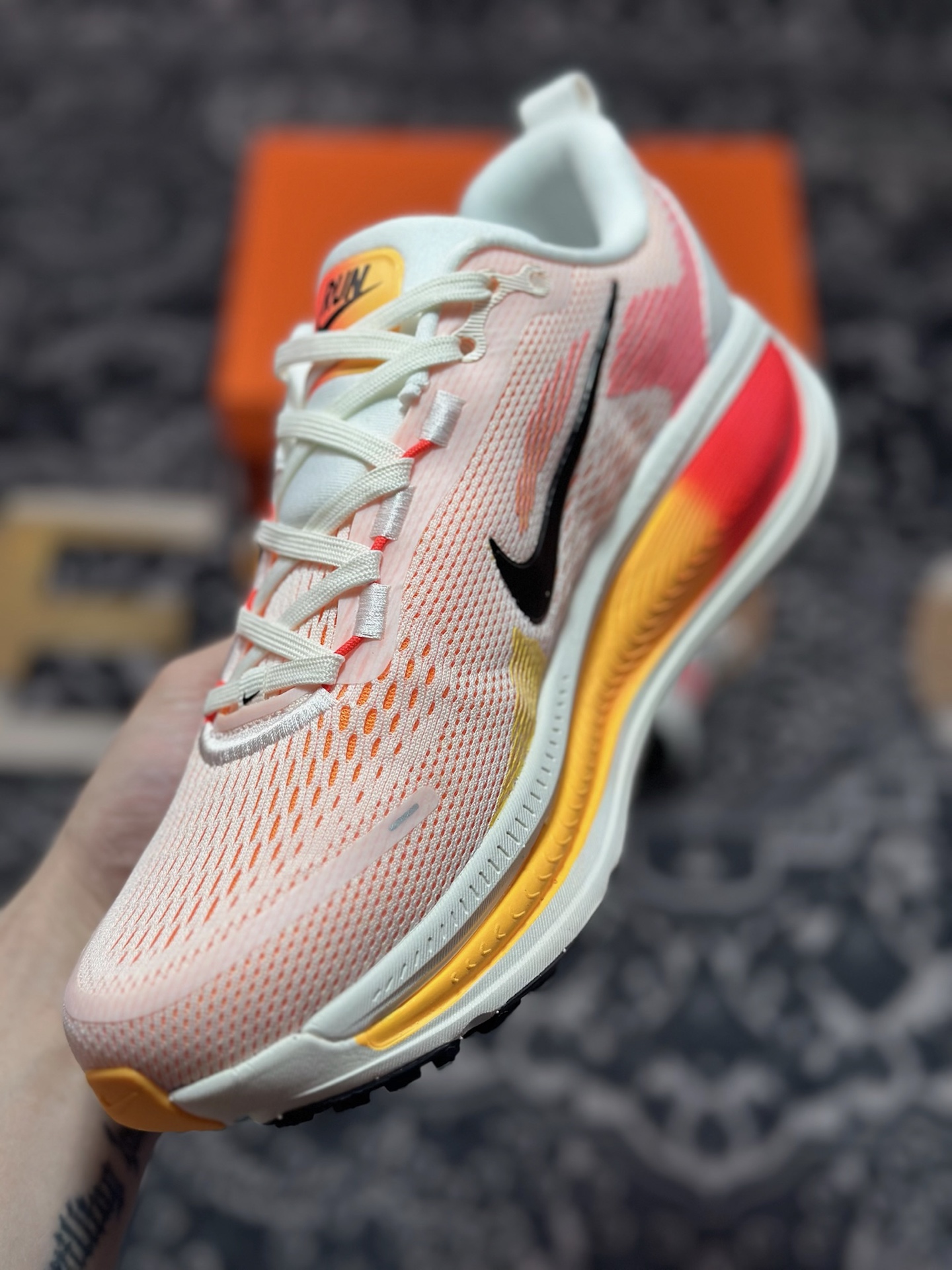 原装级别 NK Zoom VOMERO 18 轻量跑鞋 耐克网透面气 训跑练步鞋 HM6804-100 原装级别 NK Zoom VOMERO 18 轻量跑鞋 耐克网透面气 训跑练步鞋 HM6804-100