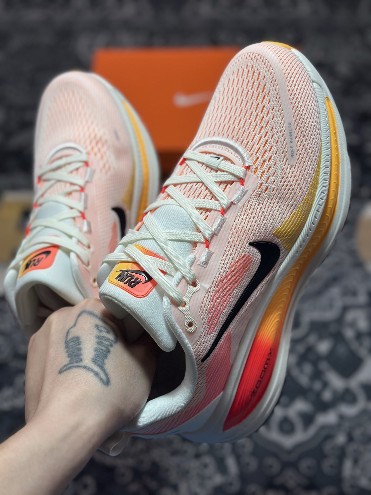 原装级别 NK Zoom VOMERO 18 轻量跑鞋 耐克网透面气 训跑练步鞋 HM6804-100 原装级别 NK Zoom VOMERO 18 轻量跑鞋 耐克网透面气 训跑练步鞋 HM6804-100