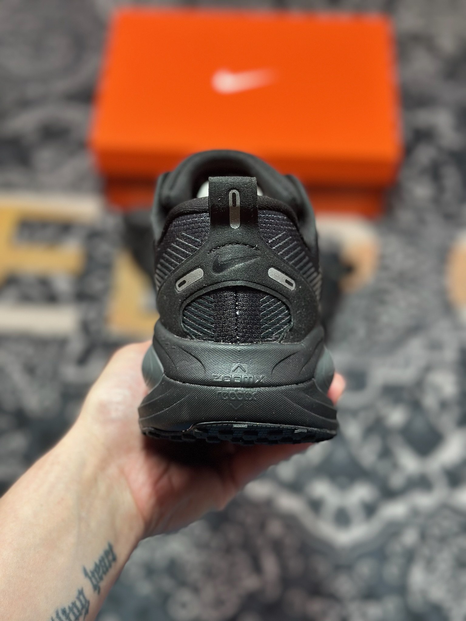 原装级别 NK Zoom VOMERO 18 轻量跑鞋 耐克网透面气 训跑练步鞋  HM6803-005