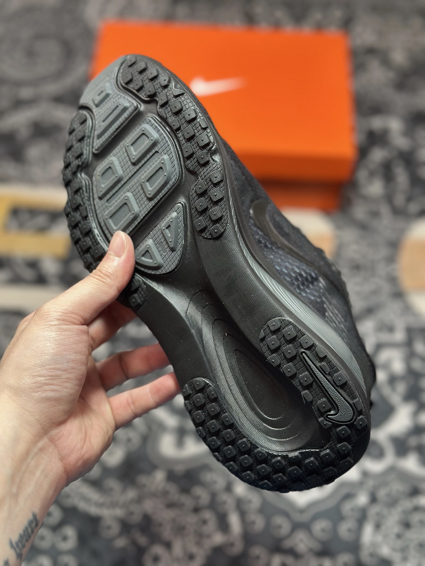 原装级别 NK Zoom VOMERO 18 轻量跑鞋 耐克网透面气 训跑练步鞋  HM6803-005