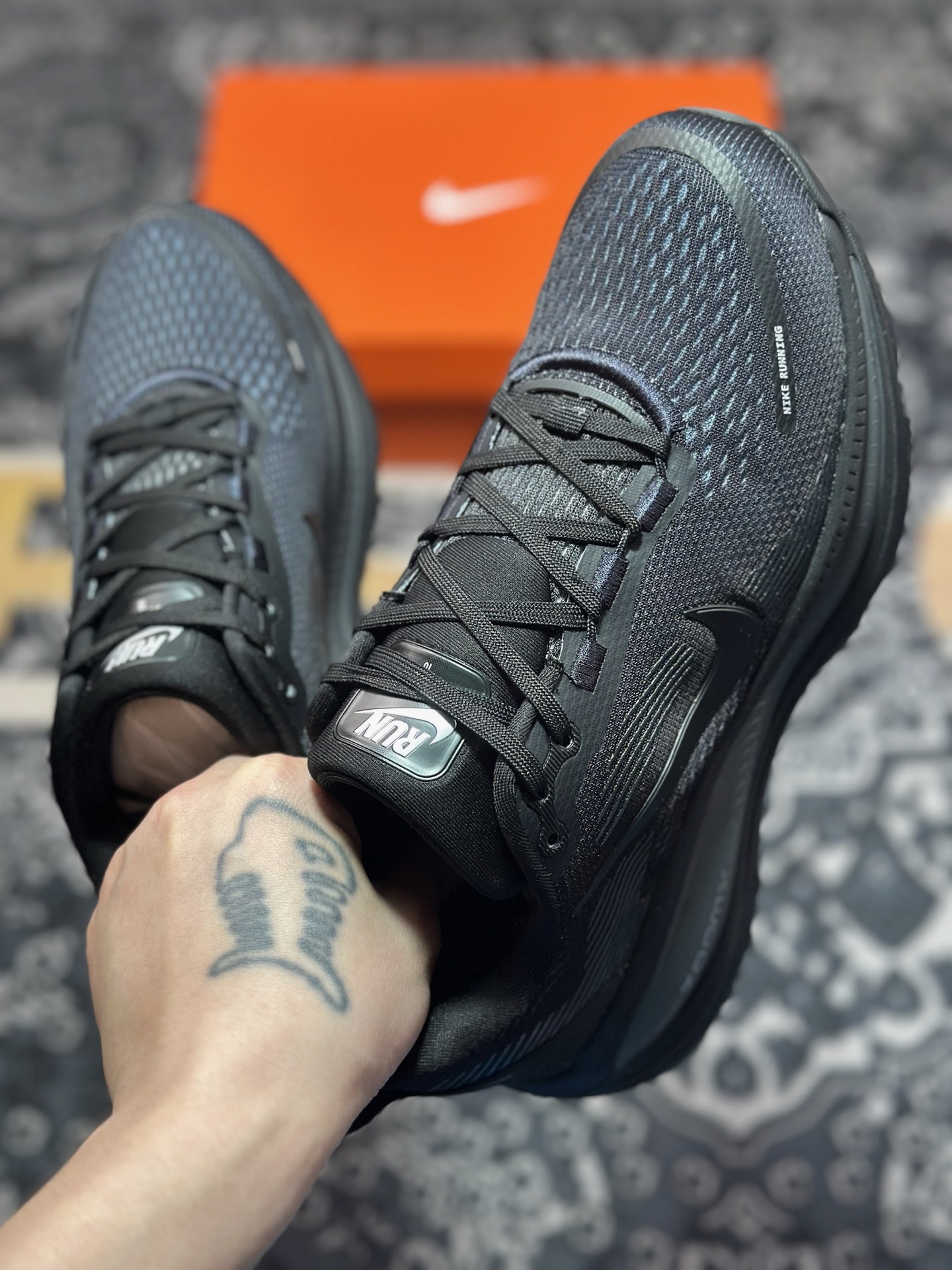 原装级别 NK Zoom VOMERO 18 轻量跑鞋 耐克网透面气 训跑练步鞋  HM6803-005