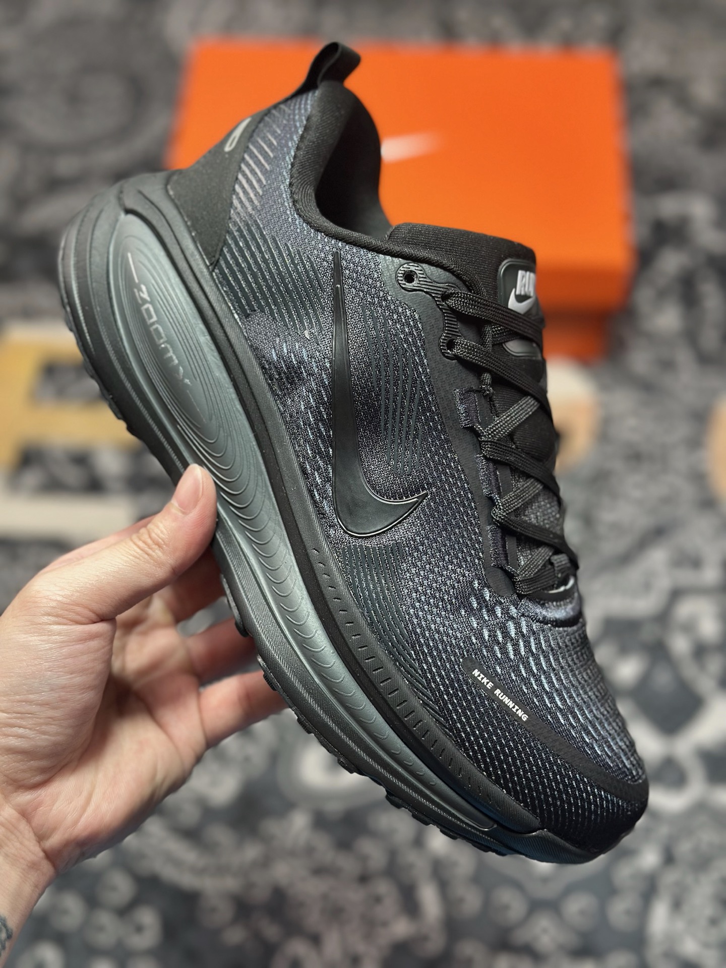 原装级别 NK Zoom VOMERO 18 轻量跑鞋 耐克网透面气 训跑练步鞋  HM6803-005