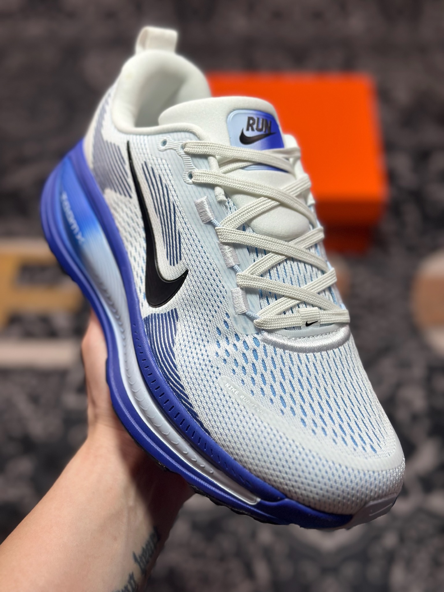 原装级别 NK Zoom VOMERO 18 轻量跑鞋 耐克网透面气 训跑练步鞋  HM6803-104