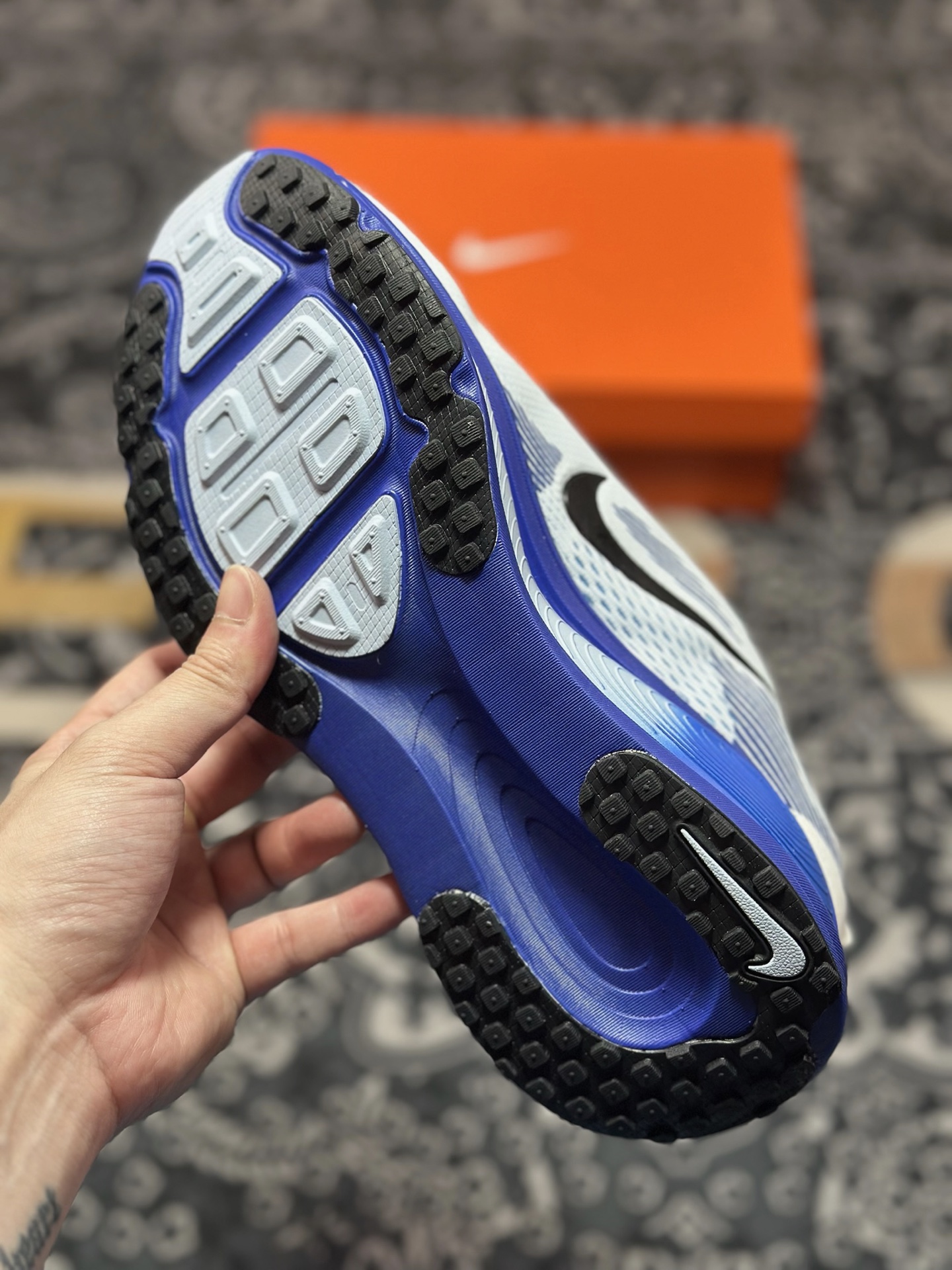 原装级别 NK Zoom VOMERO 18 轻量跑鞋 耐克网透面气 训跑练步鞋  HM6803-104